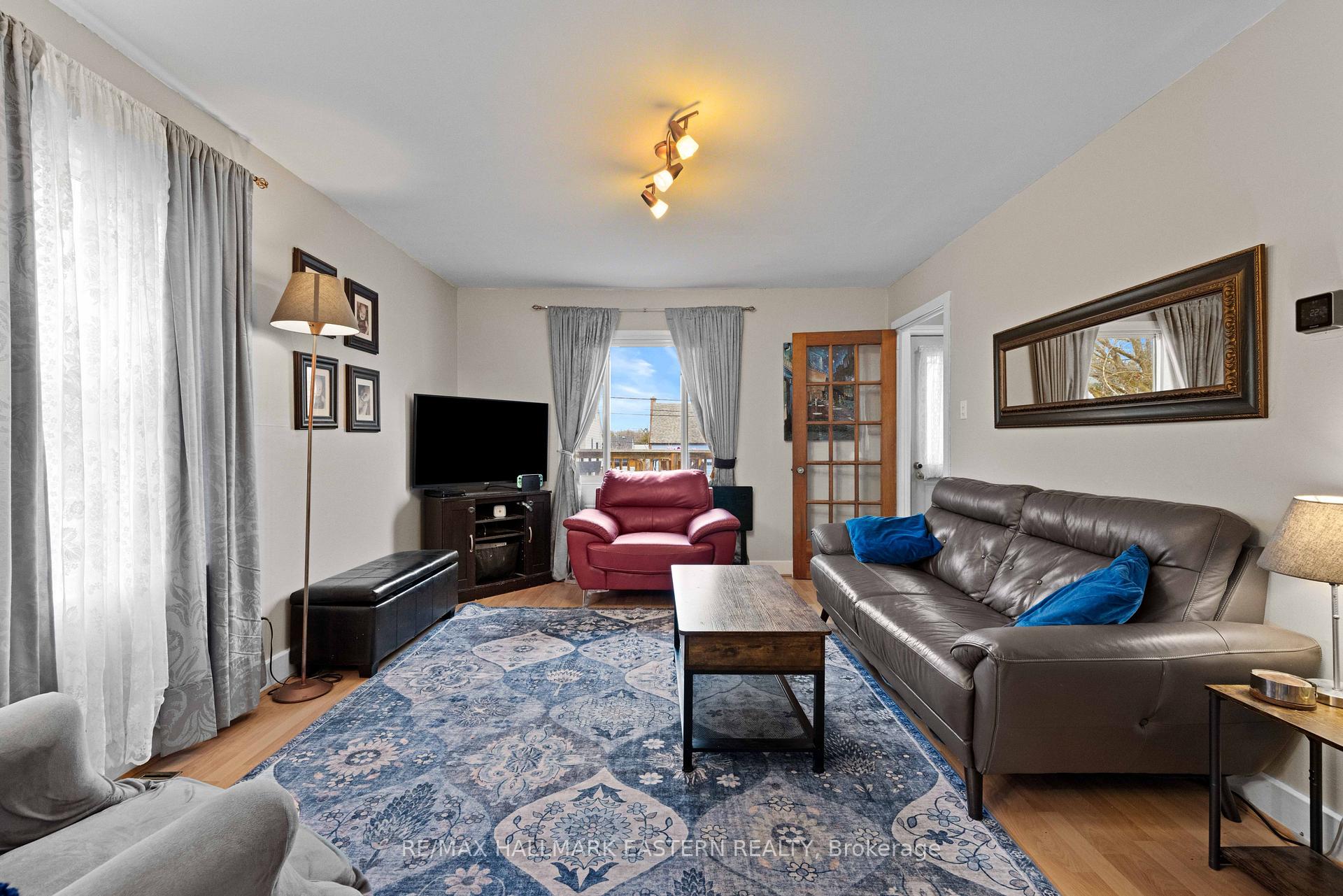 Photo 10 of 647 Park Street N, Peterborough, Northcrest Ward 5 — HOMEH