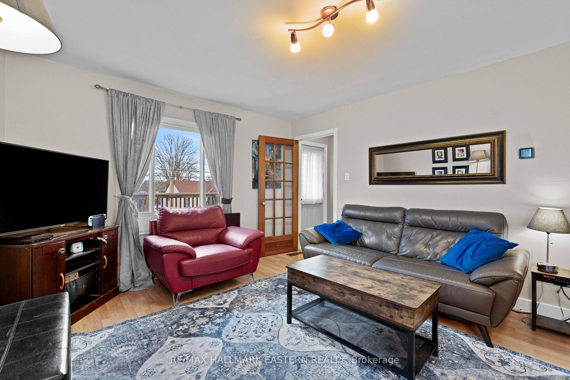 Photo 11 of 647 Park Street N, Peterborough, Northcrest Ward 5 — HOMEH