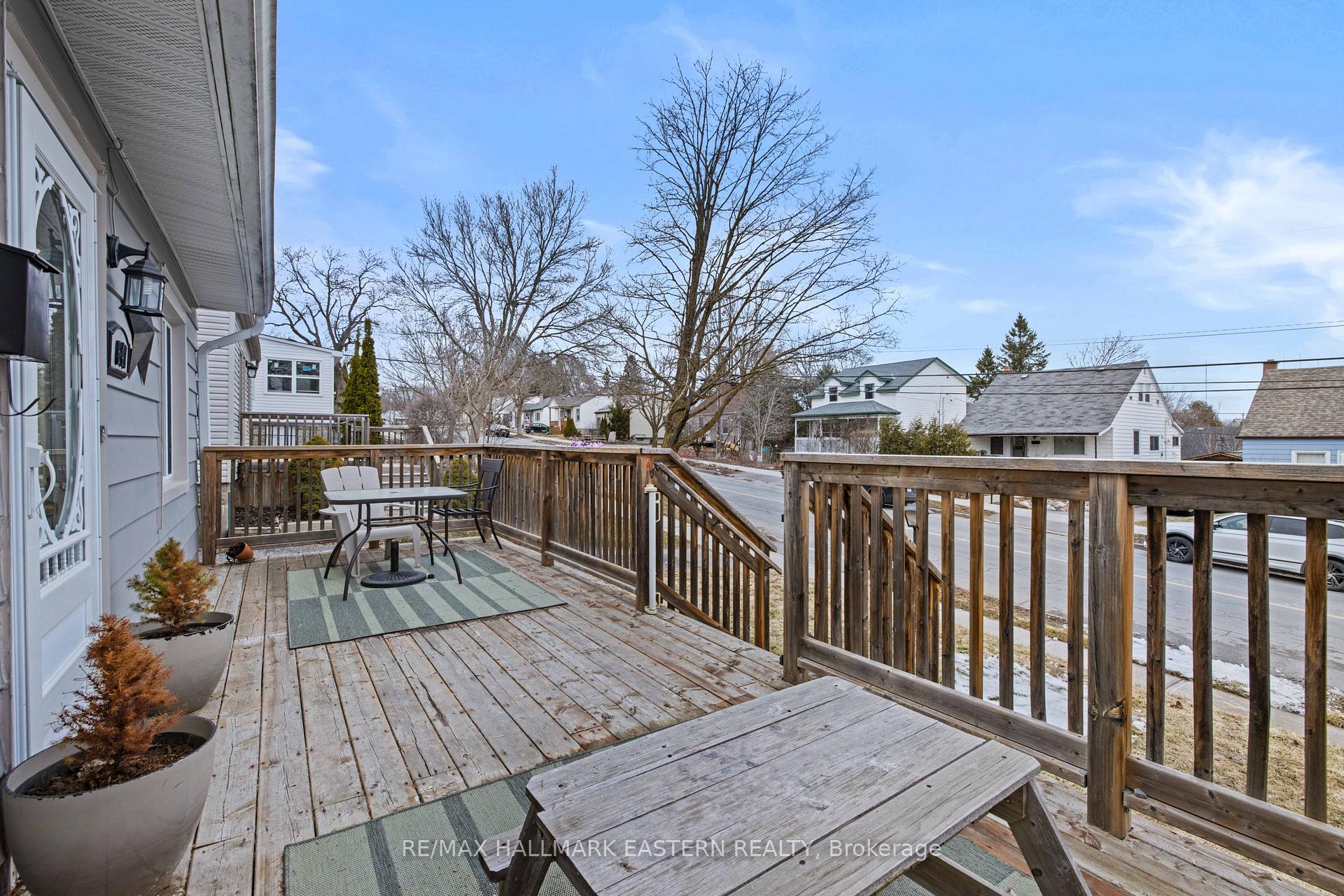 Photo 32 of 647 Park Street N, Peterborough, Northcrest Ward 5 — HOMEH