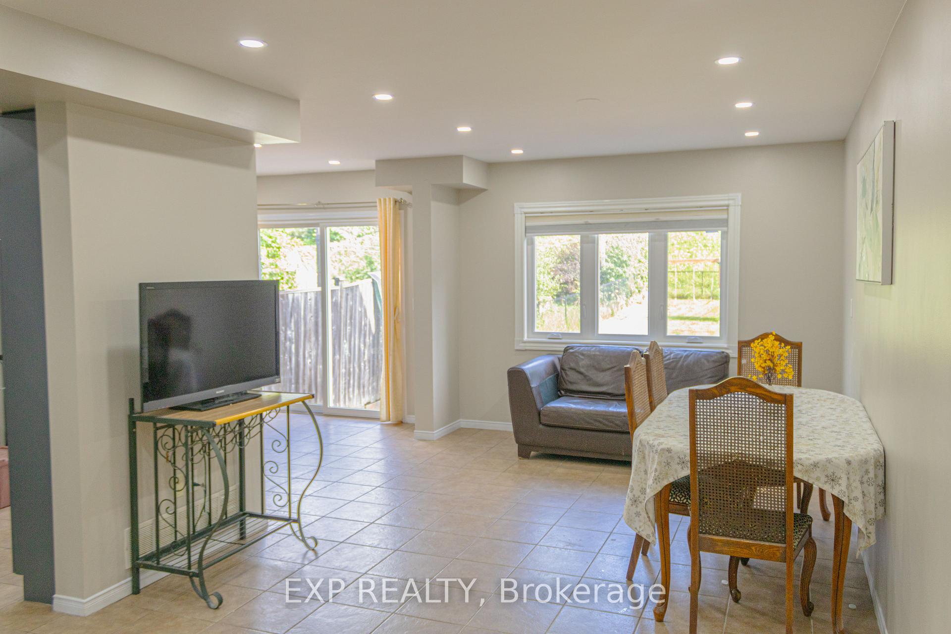 Photo 5 of 20 Curzon Crescent, Guelph, Willow West/Sugarbush/West Acres — HOMEH