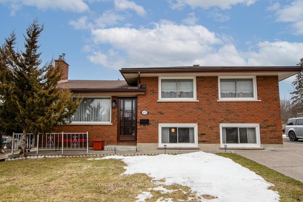 Photo 2 of 632 Saugeen Crescent, Peterborough, Ashburnham Ward 4 — HOMEH