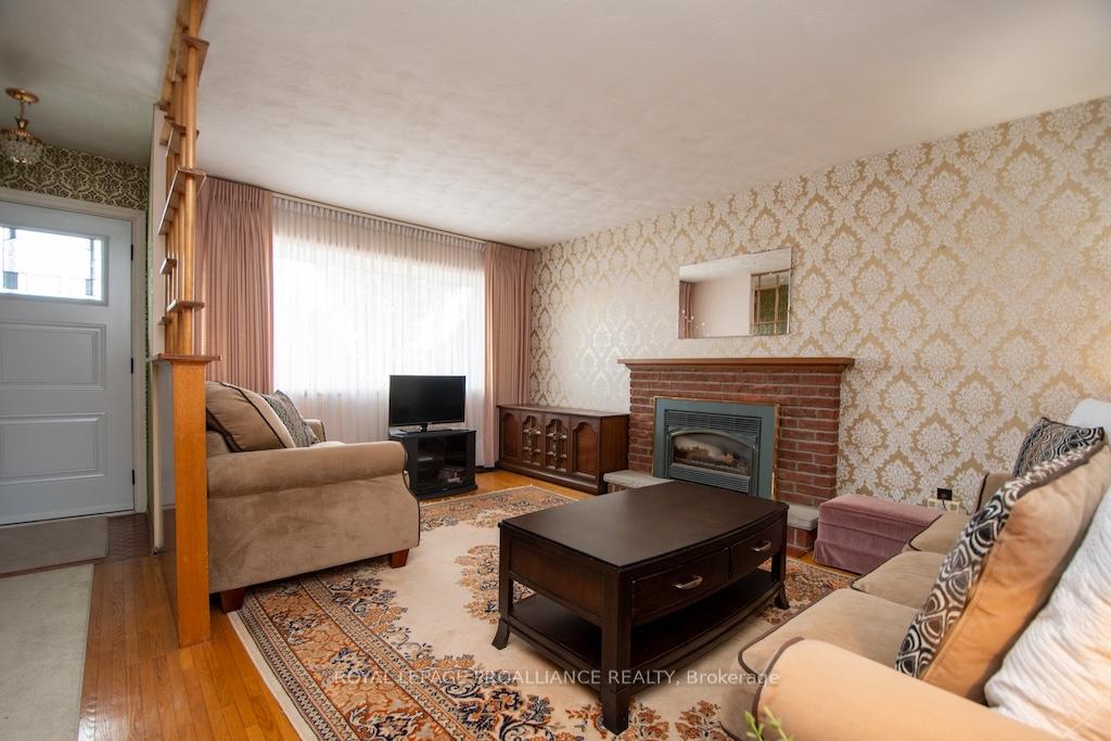 Photo 5 of 632 Saugeen Crescent, Peterborough, Ashburnham Ward 4 — HOMEH
