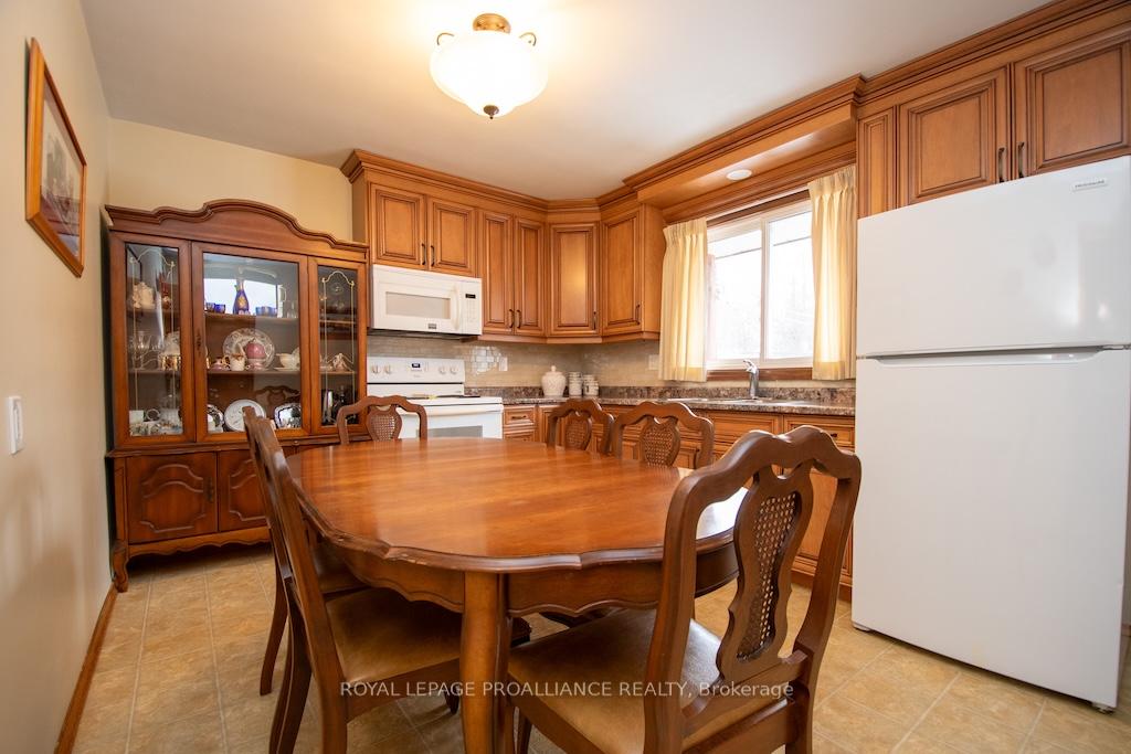 Photo 12 of 632 Saugeen Crescent, Peterborough, Ashburnham Ward 4 — HOMEH