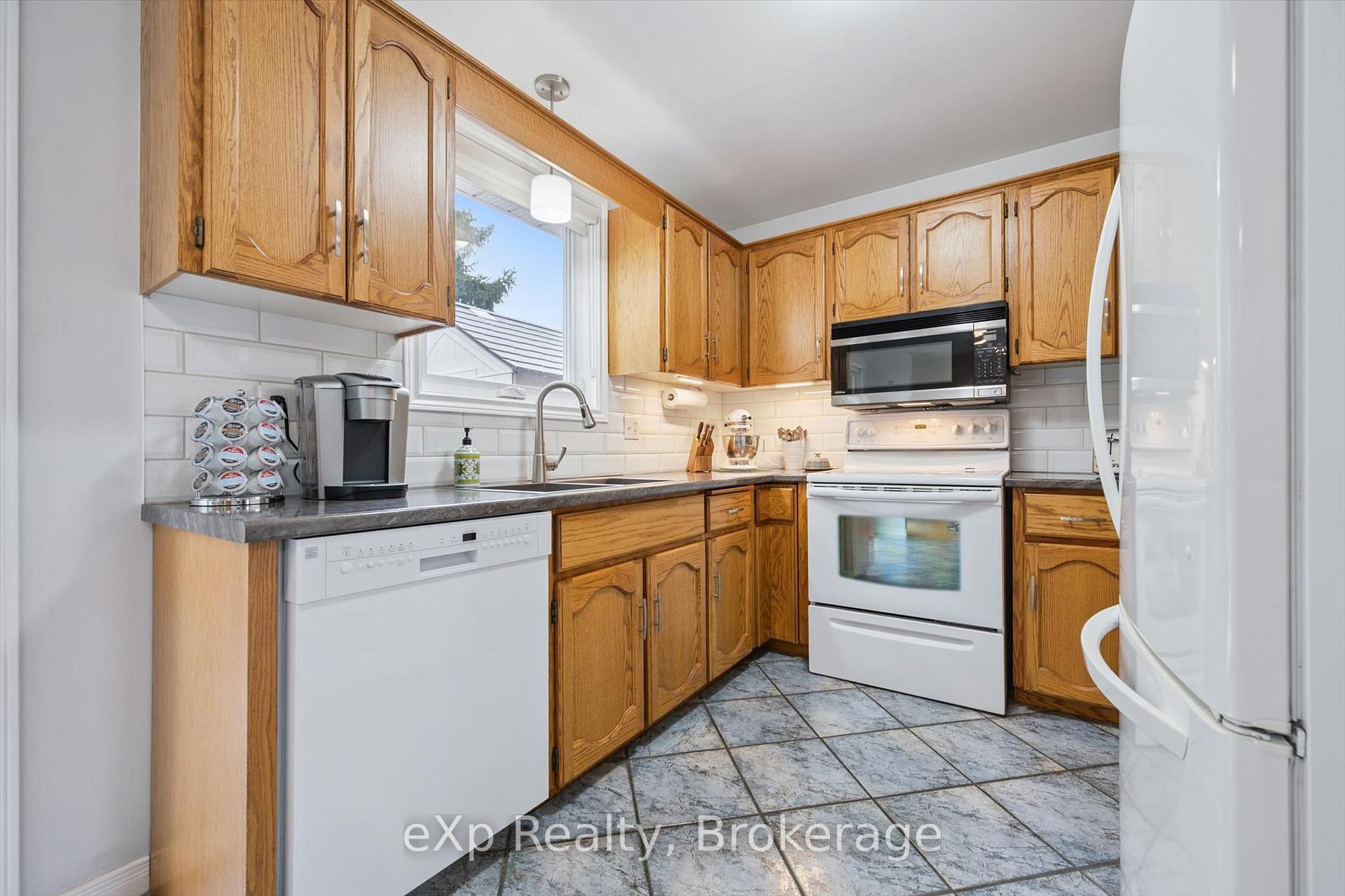 Photo 15 of 29 Celia Crescent, Guelph, Dovercliffe Park/Old University — HOMEH