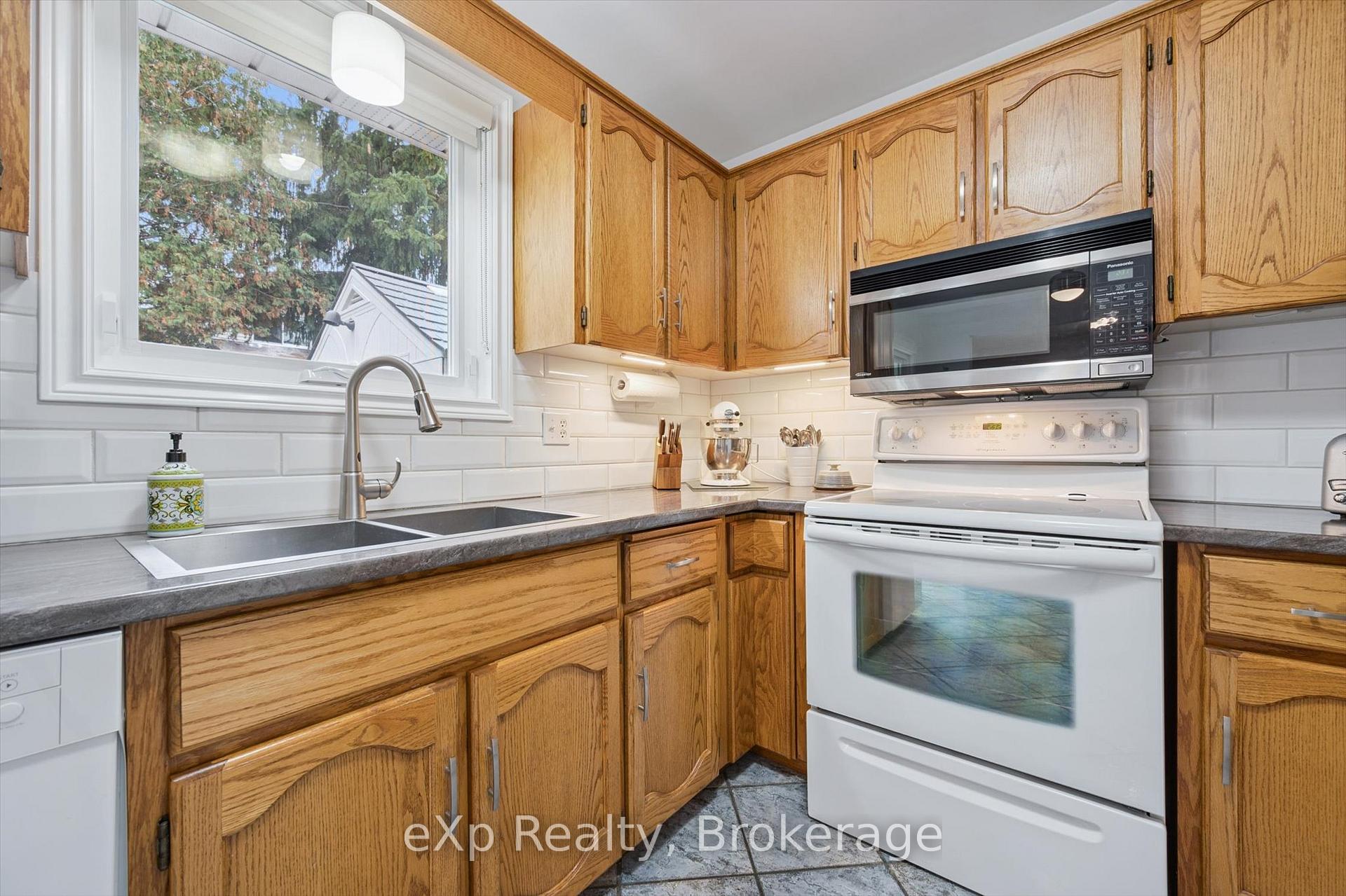 Photo 16 of 29 Celia Crescent, Guelph, Dovercliffe Park/Old University — HOMEH