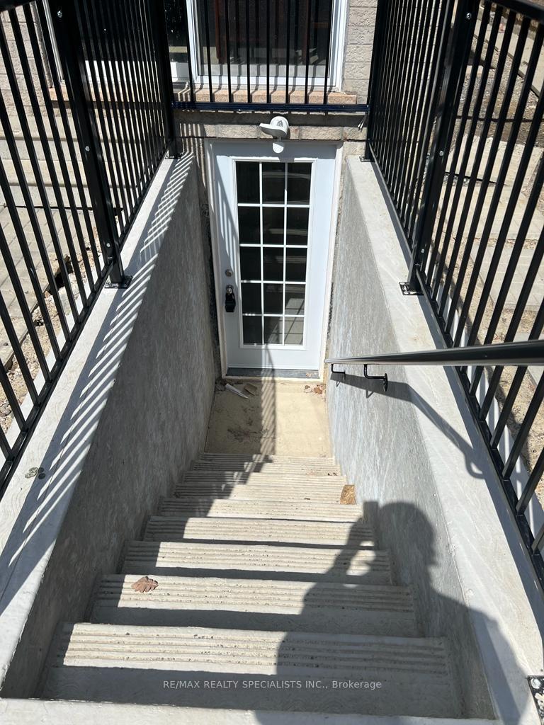 Photo 8 of 43 Jessop Drive, Brampton, Fletcher's Meadow — HOMEH