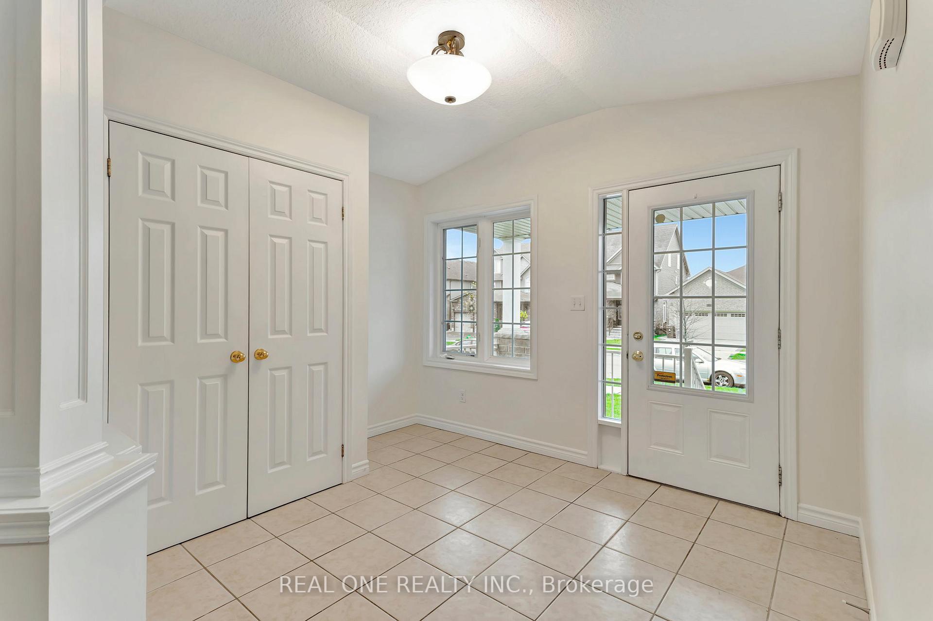 Photo 3 of Unit A, 104 Norma Crescent, Guelph, Victoria North — HOMEH