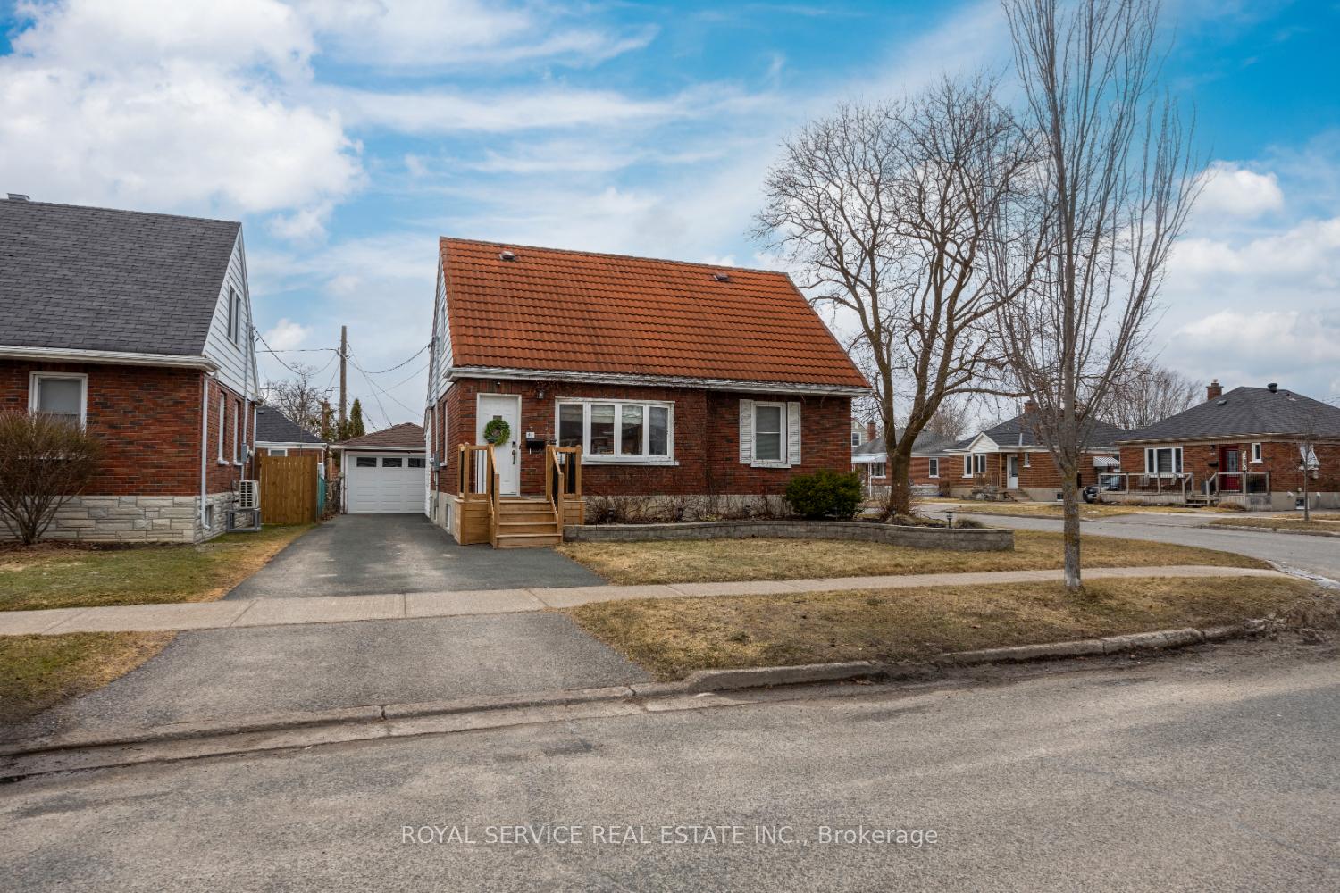 Photo 2 of 11 Ephgrave Boulevard, Peterborough, Otonabee Ward 1 — HOMEH
