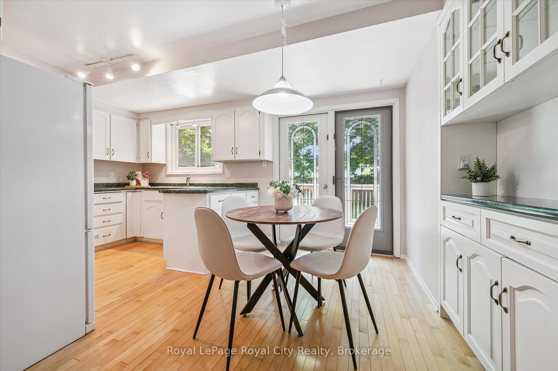 Photo 11 of 17 Springdale Boulevard, Guelph, Willow West/Sugarbush/West Acres — HOMEH