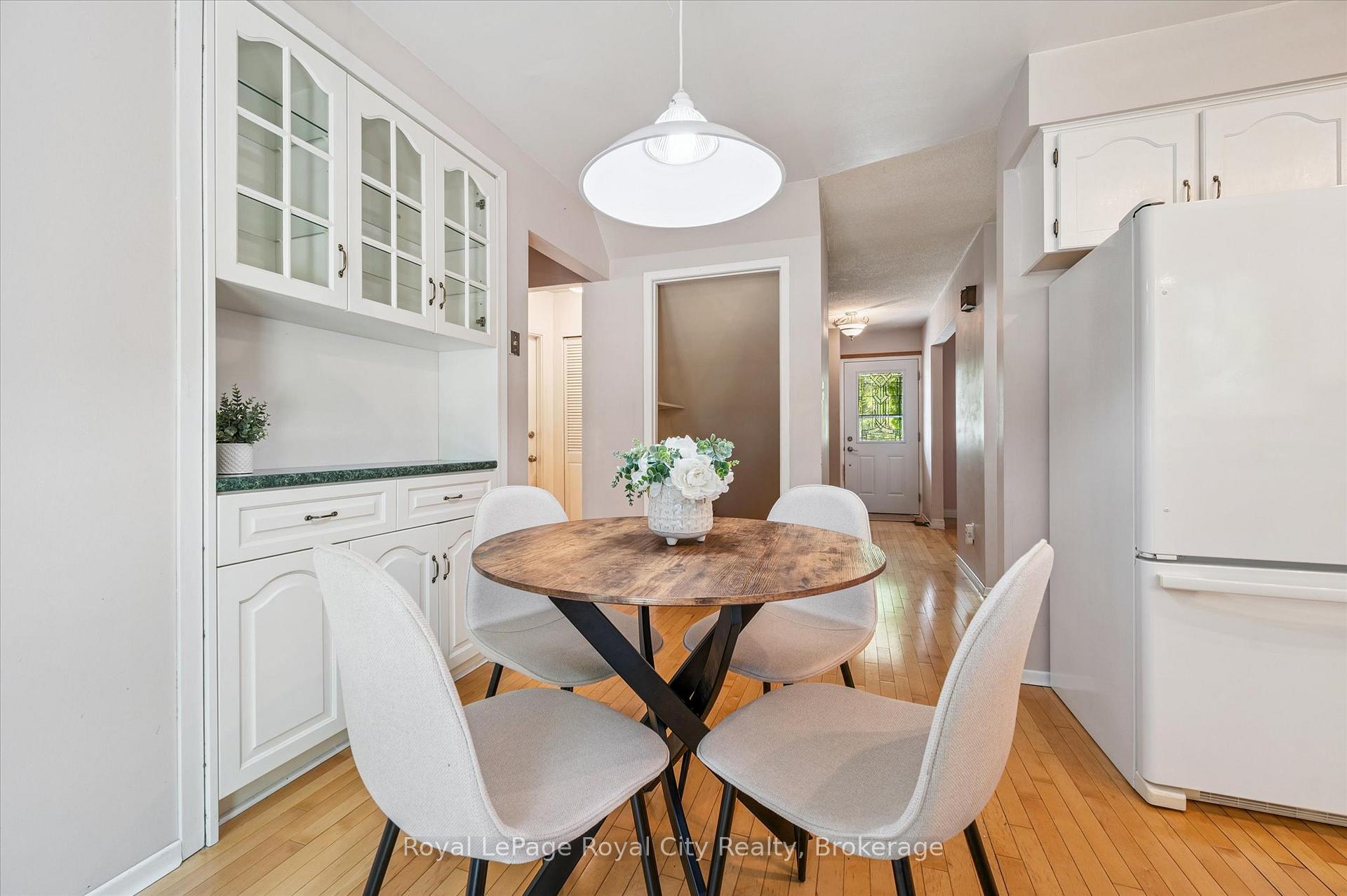 Photo 12 of 17 Springdale Boulevard, Guelph, Willow West/Sugarbush/West Acres — HOMEH