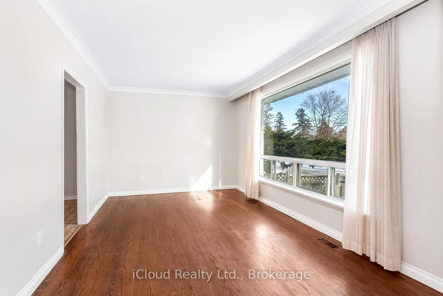 Photo 6 of 22 Mcculla Avenue, Brampton, Brampton North — HOMEH