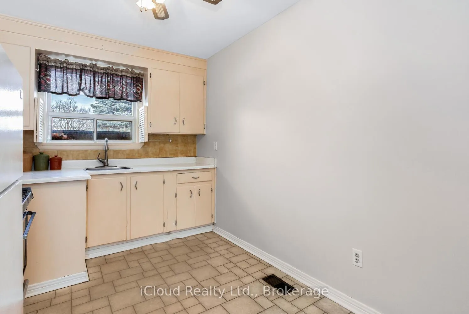 Photo 8 of 22 Mcculla Avenue, Brampton, Brampton North — HOMEH