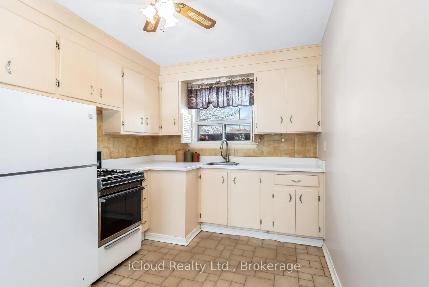 Photo 9 of 22 Mcculla Avenue, Brampton, Brampton North — HOMEH