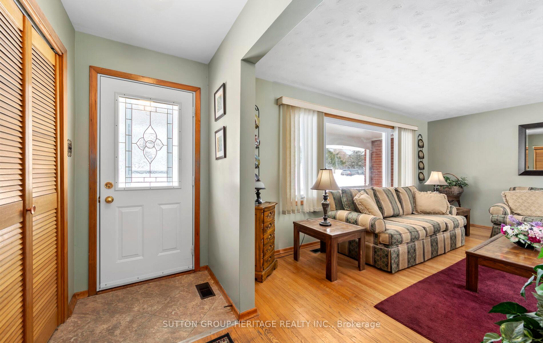 Photo 6 of 209 Hillview Drive, Peterborough, Northcrest Ward 5 — HOMEH