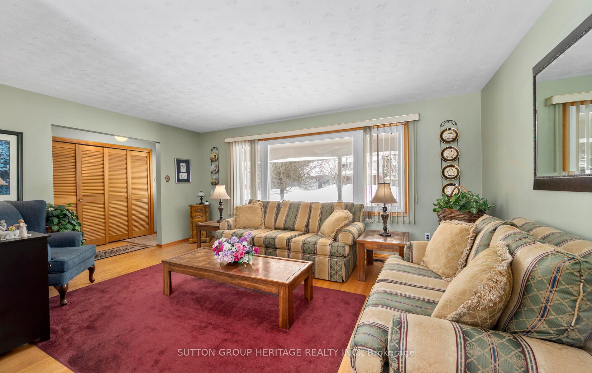 Photo 8 of 209 Hillview Drive, Peterborough, Northcrest Ward 5 — HOMEH