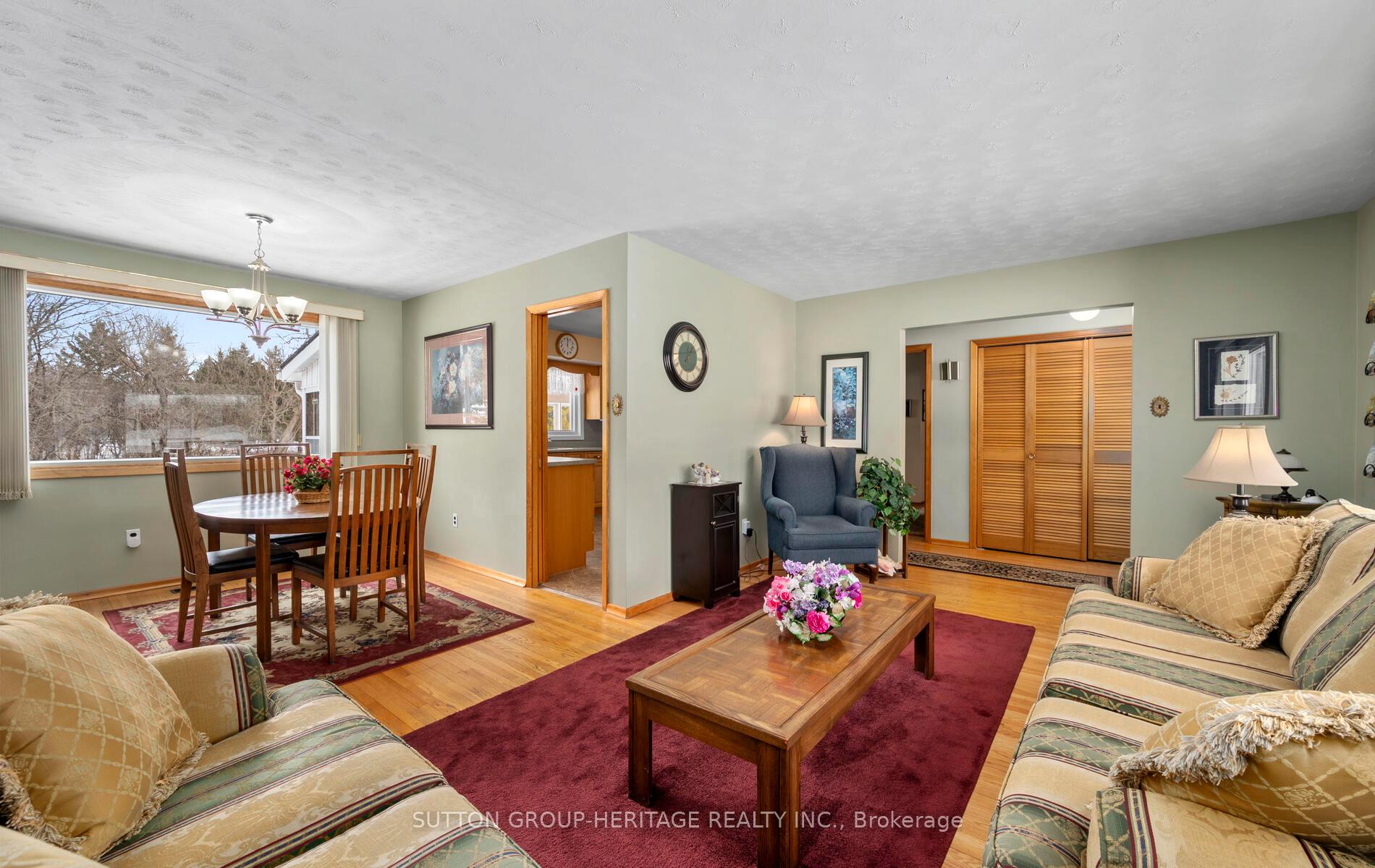 Photo 9 of 209 Hillview Drive, Peterborough, Northcrest Ward 5 — HOMEH