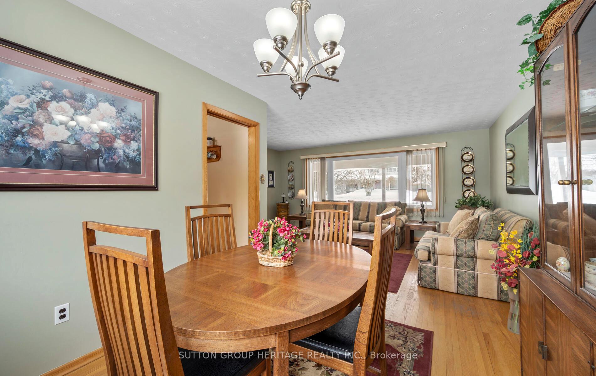 Photo 11 of 209 Hillview Drive, Peterborough, Northcrest Ward 5 — HOMEH