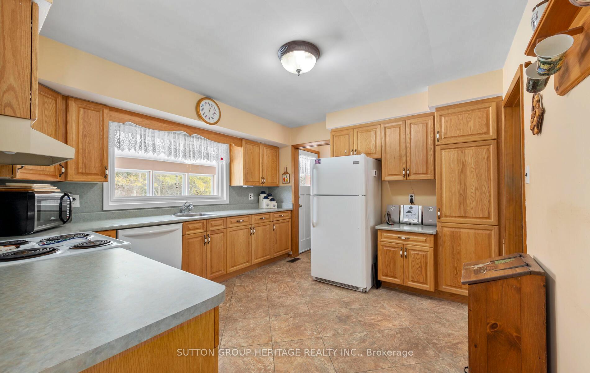 Photo 12 of 209 Hillview Drive, Peterborough, Northcrest Ward 5 — HOMEH