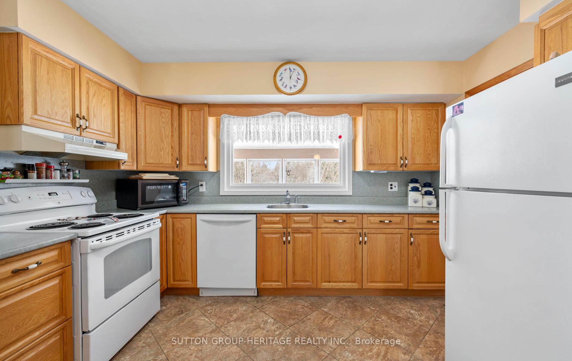 Photo 13 of 209 Hillview Drive, Peterborough, Northcrest Ward 5 — HOMEH