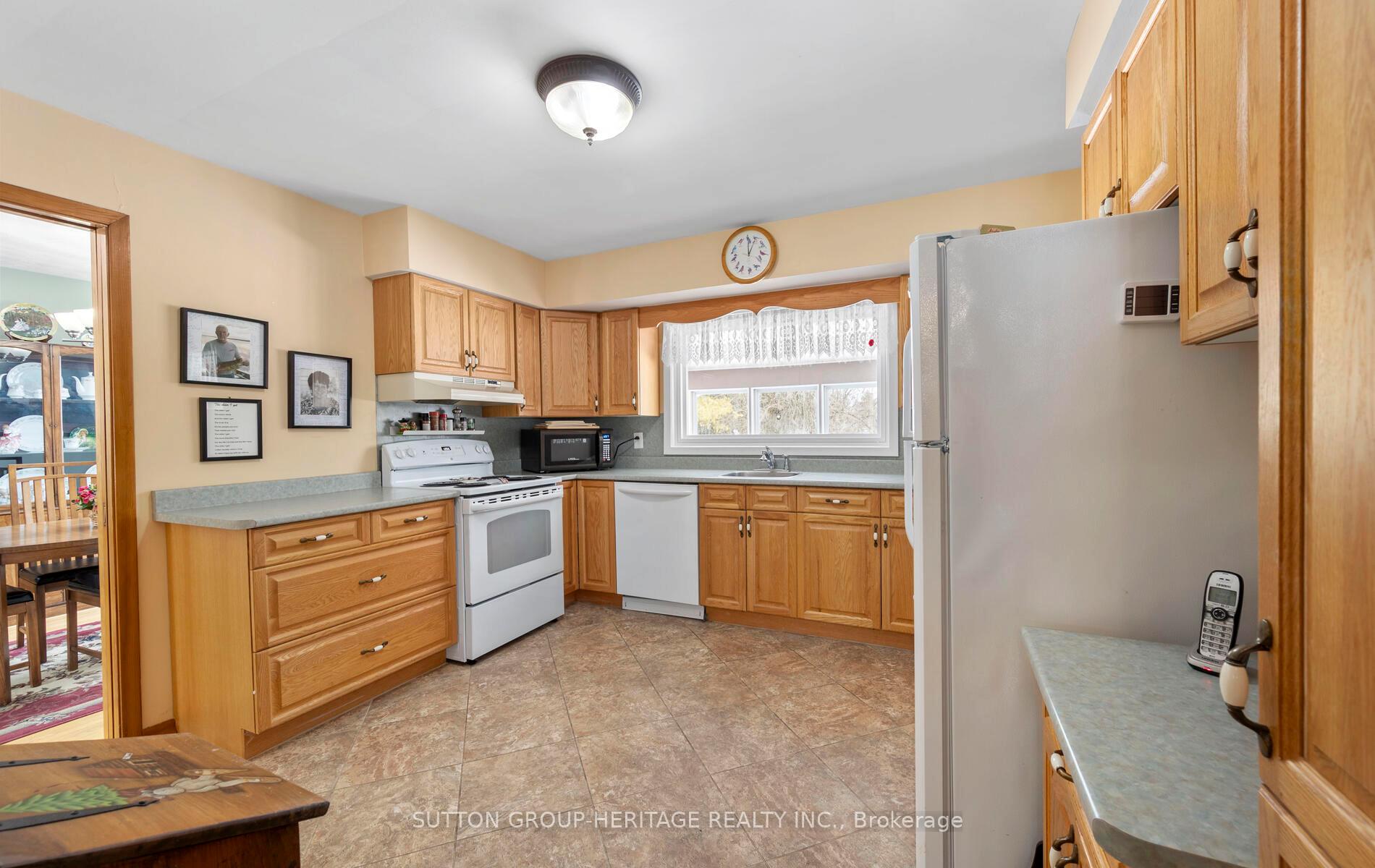 Photo 14 of 209 Hillview Drive, Peterborough, Northcrest Ward 5 — HOMEH
