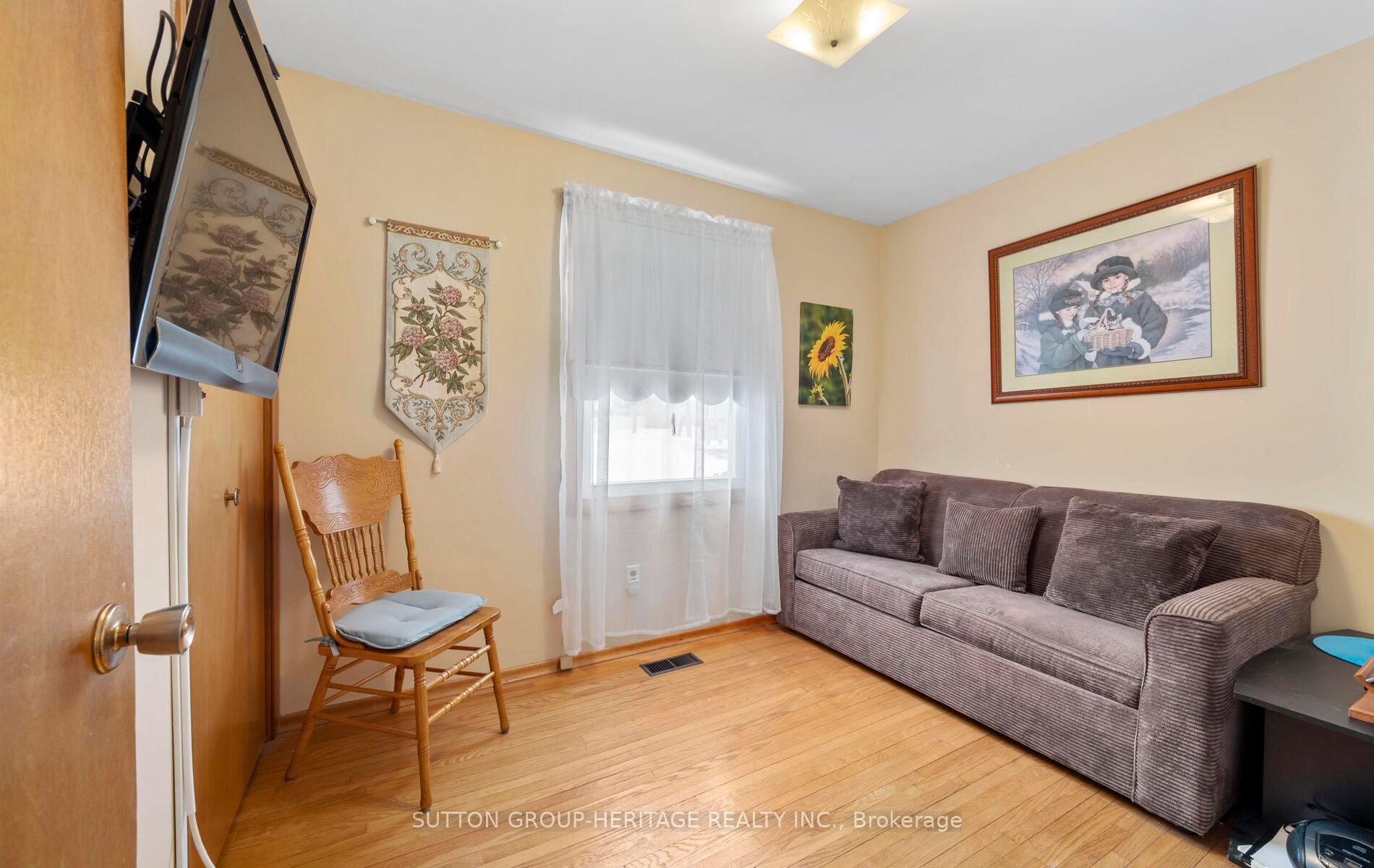 Photo 17 of 209 Hillview Drive, Peterborough, Northcrest Ward 5 — HOMEH
