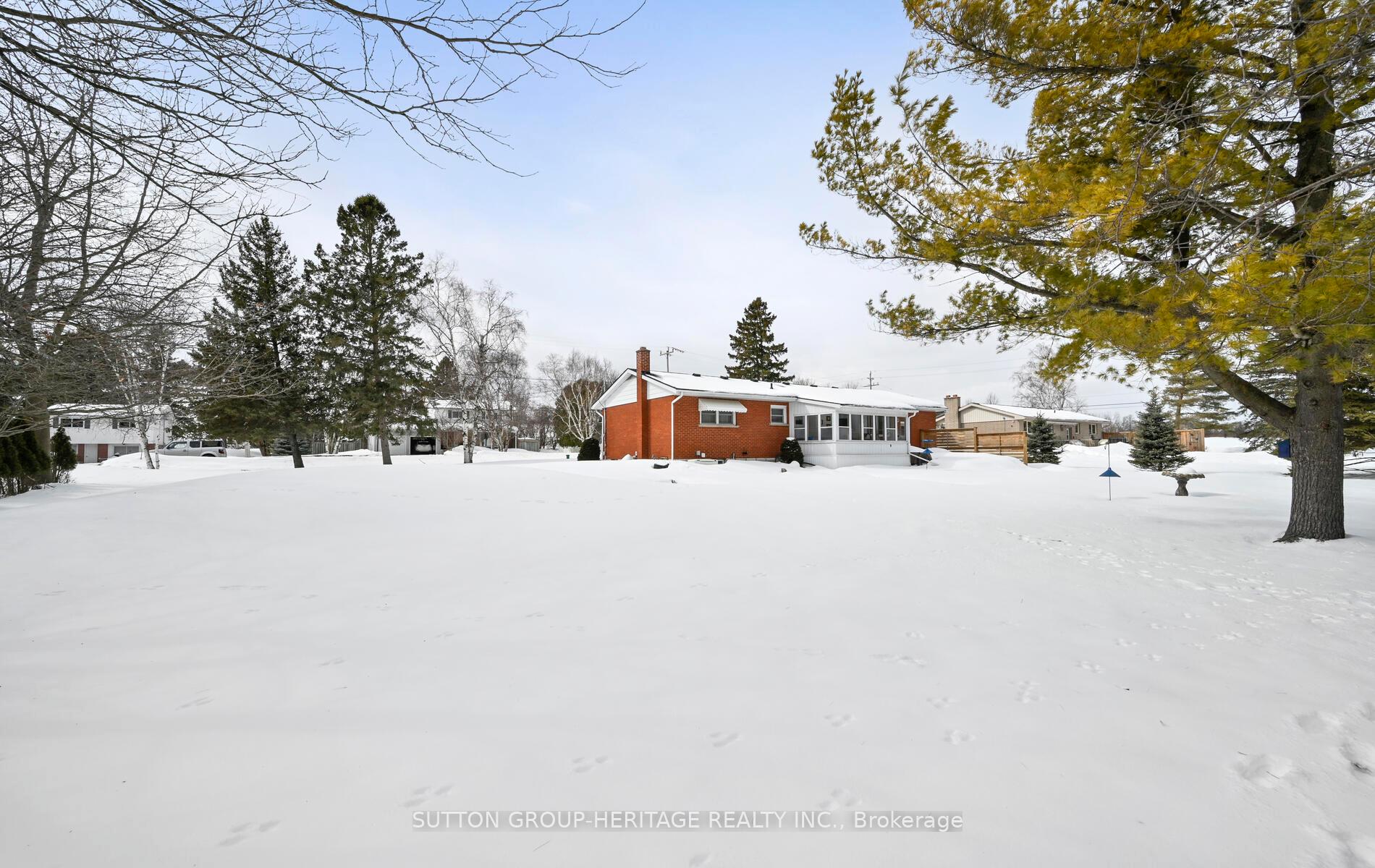 Photo 33 of 209 Hillview Drive, Peterborough, Northcrest Ward 5 — HOMEH