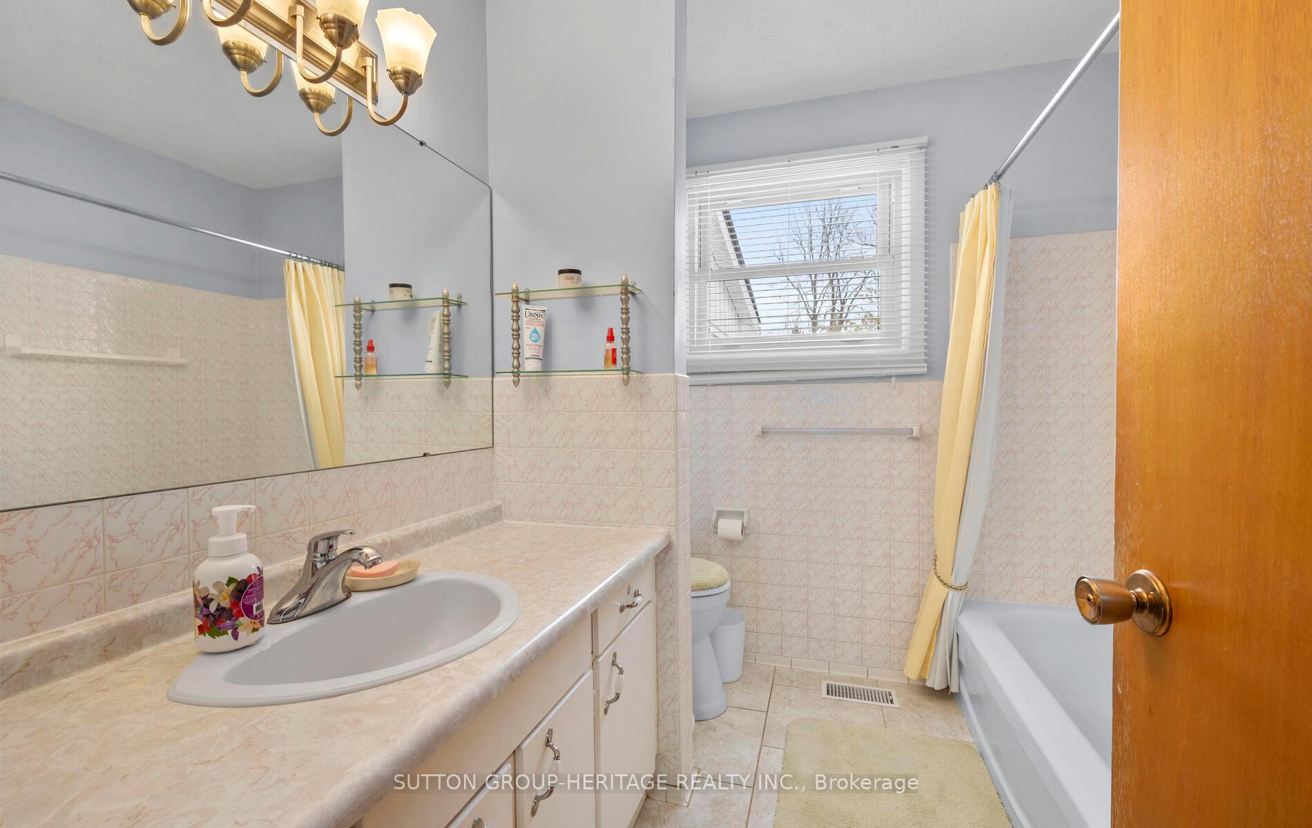 Photo 39 of 209 Hillview Drive, Peterborough, Northcrest Ward 5 — HOMEH