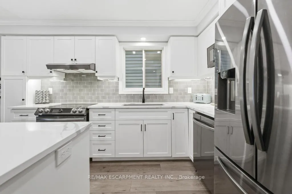 Photo 4 of 11 Glenhollow Drive, Hamilton, Stoney Creek Mountain — HOMEH