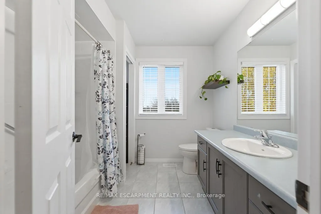 Photo 10 of 11 Glenhollow Drive, Hamilton, Stoney Creek Mountain — HOMEH