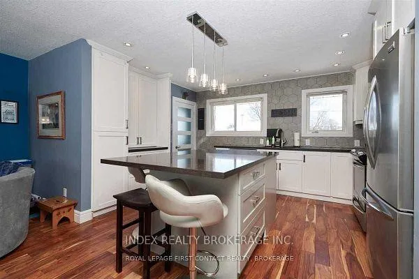 Photo 3 of 18 Bothwell Crescent, Barrie, Wellington — HOMEH