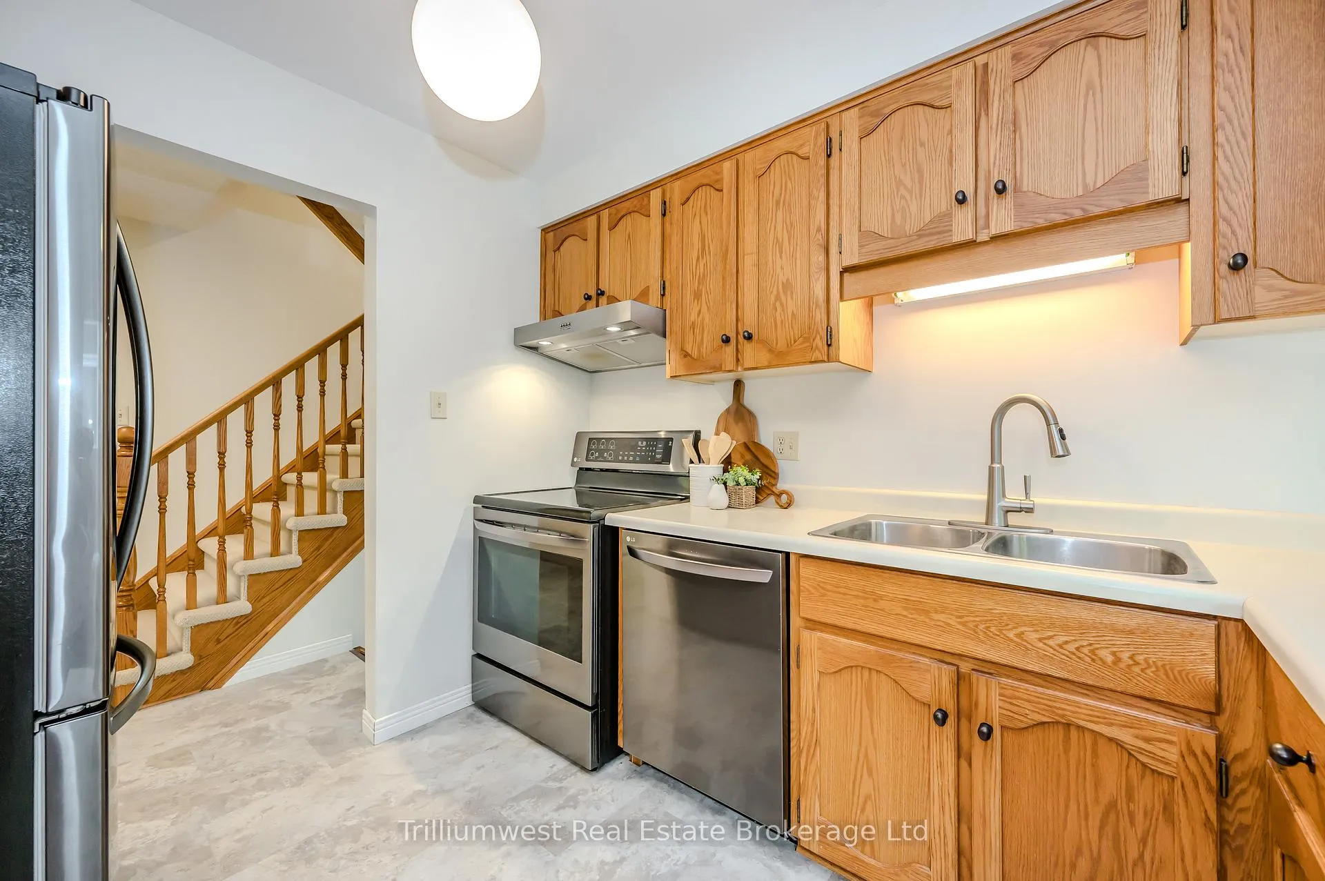 Photo 6 of 2 Pickwick Place, Guelph, Willow West/Sugarbush/West Acres — HOMEH