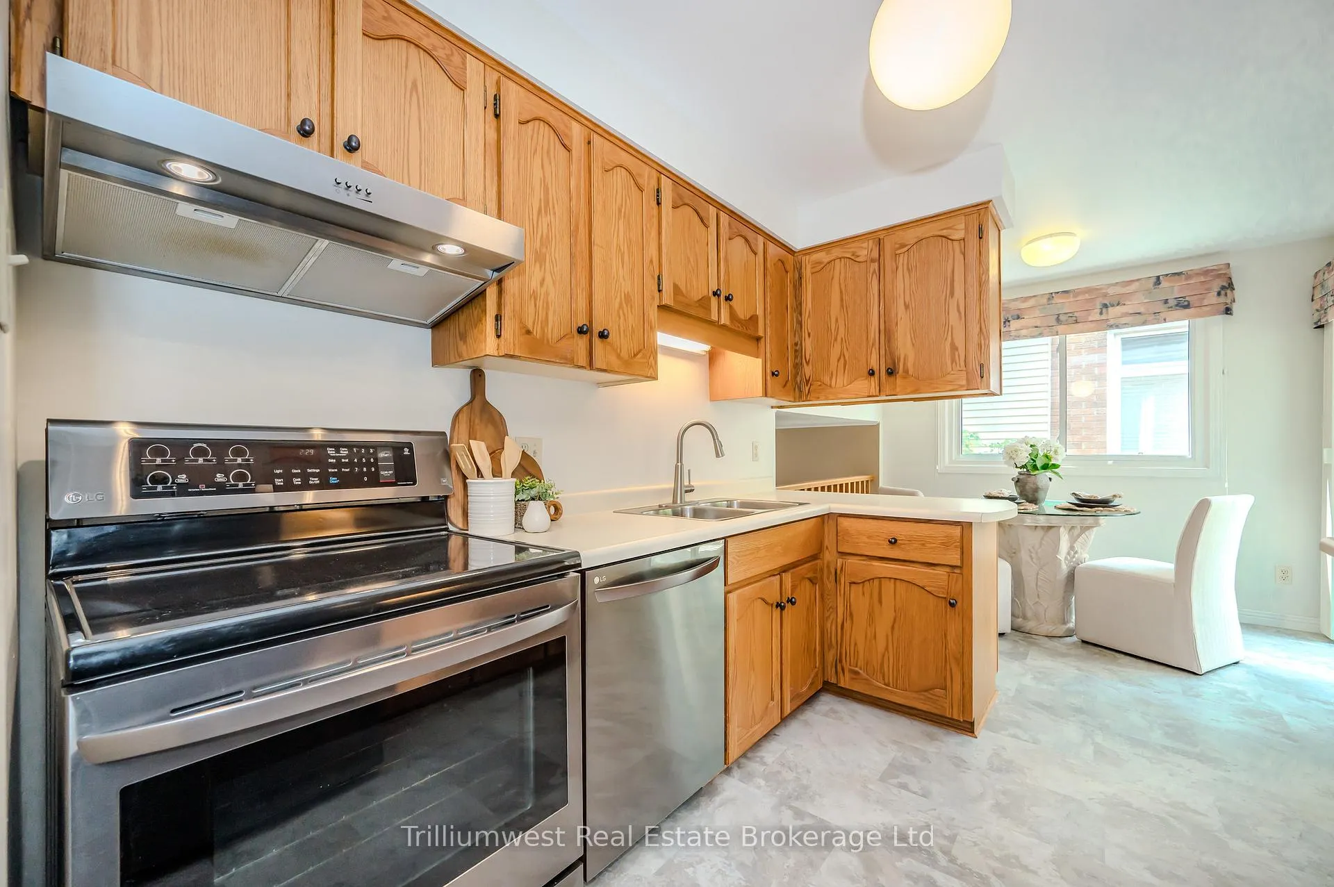 Photo 7 of 2 Pickwick Place, Guelph, Willow West/Sugarbush/West Acres — HOMEH