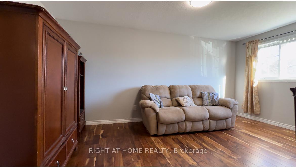 Photo 9 of 44 McLachlan Place, Guelph, Willow West/Sugarbush/West Acres — HOMEH