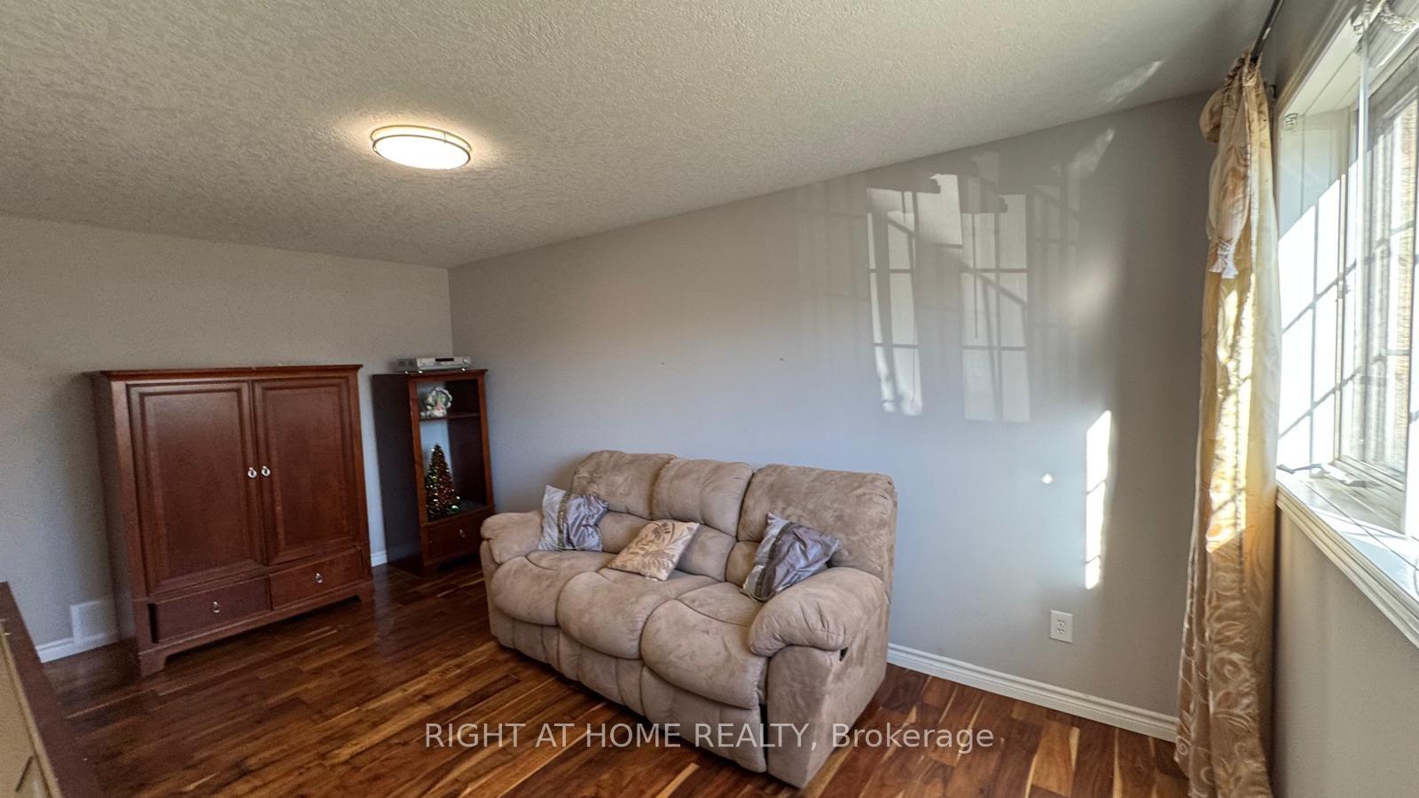 Photo 10 of 44 McLachlan Place, Guelph, Willow West/Sugarbush/West Acres — HOMEH