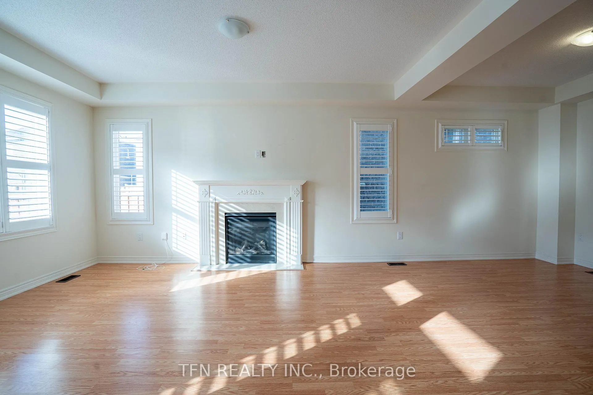 Photo 6 of 42 Ebenezer Drive, Hamilton, Waterdown — HOMEH
