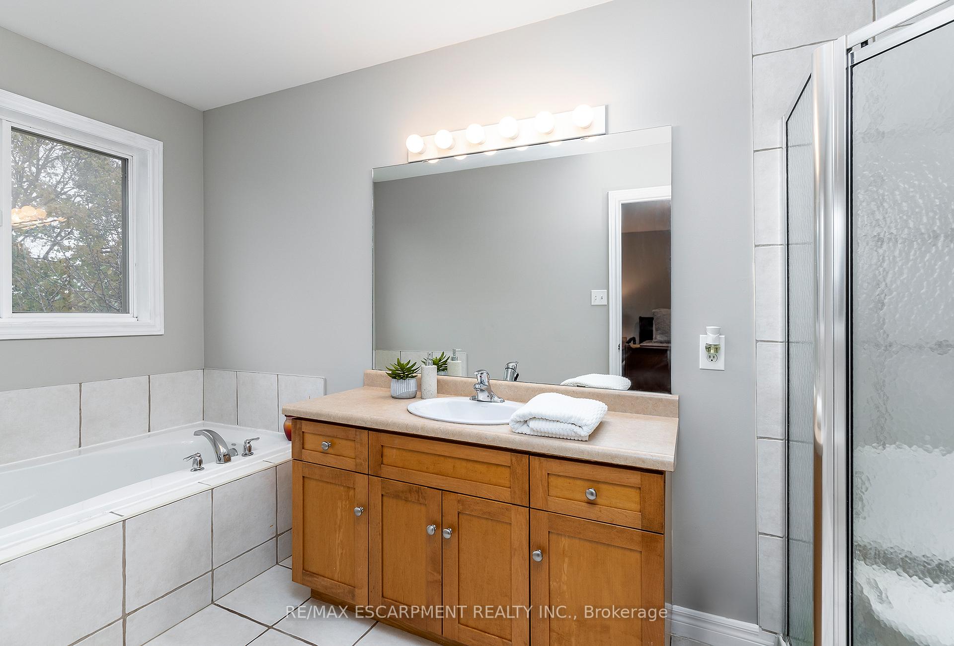 Photo 16 of 49 Conrad Place, Grimsby, Grimsby Beach — HOMEH