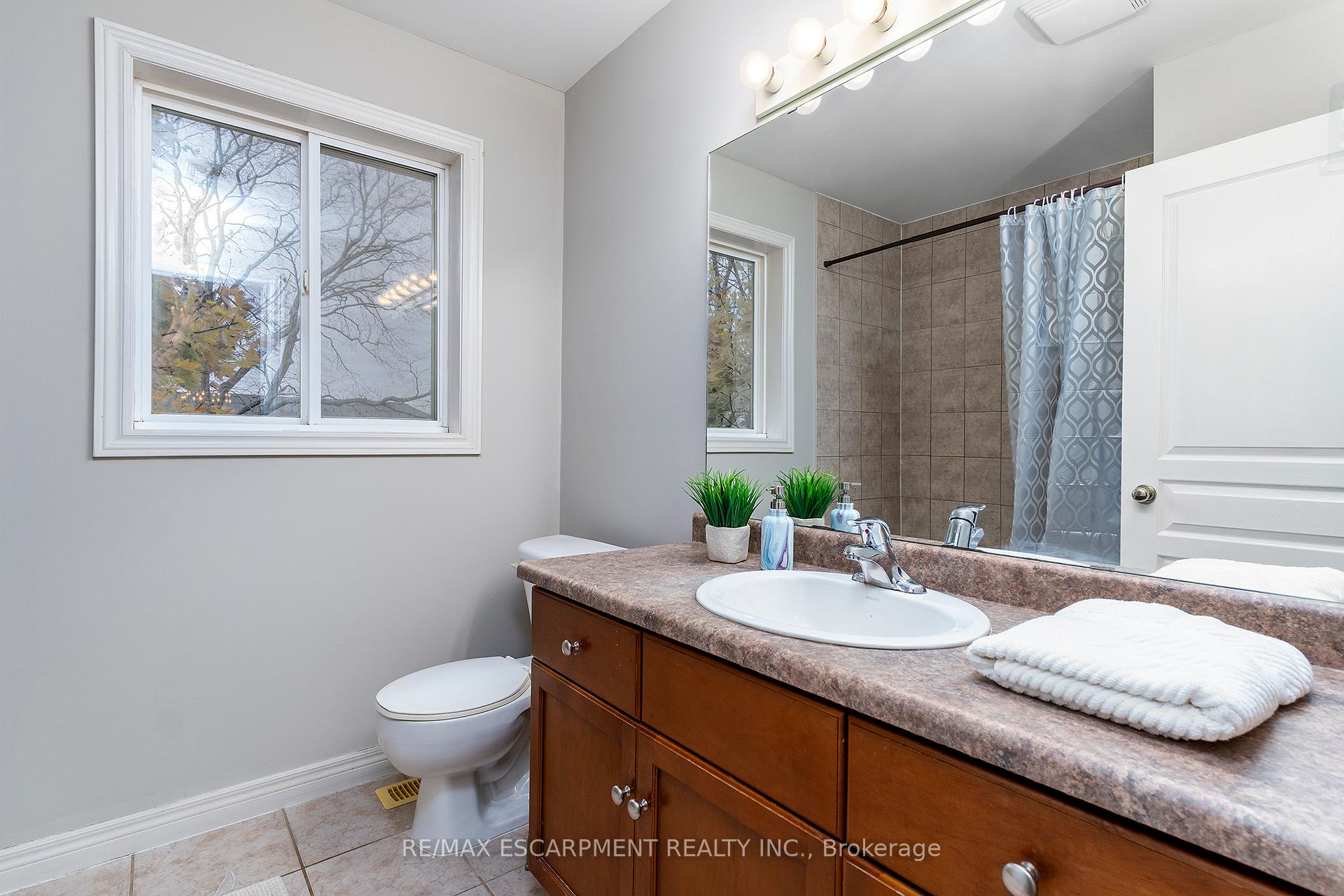 Photo 19 of 49 Conrad Place, Grimsby, Grimsby Beach — HOMEH