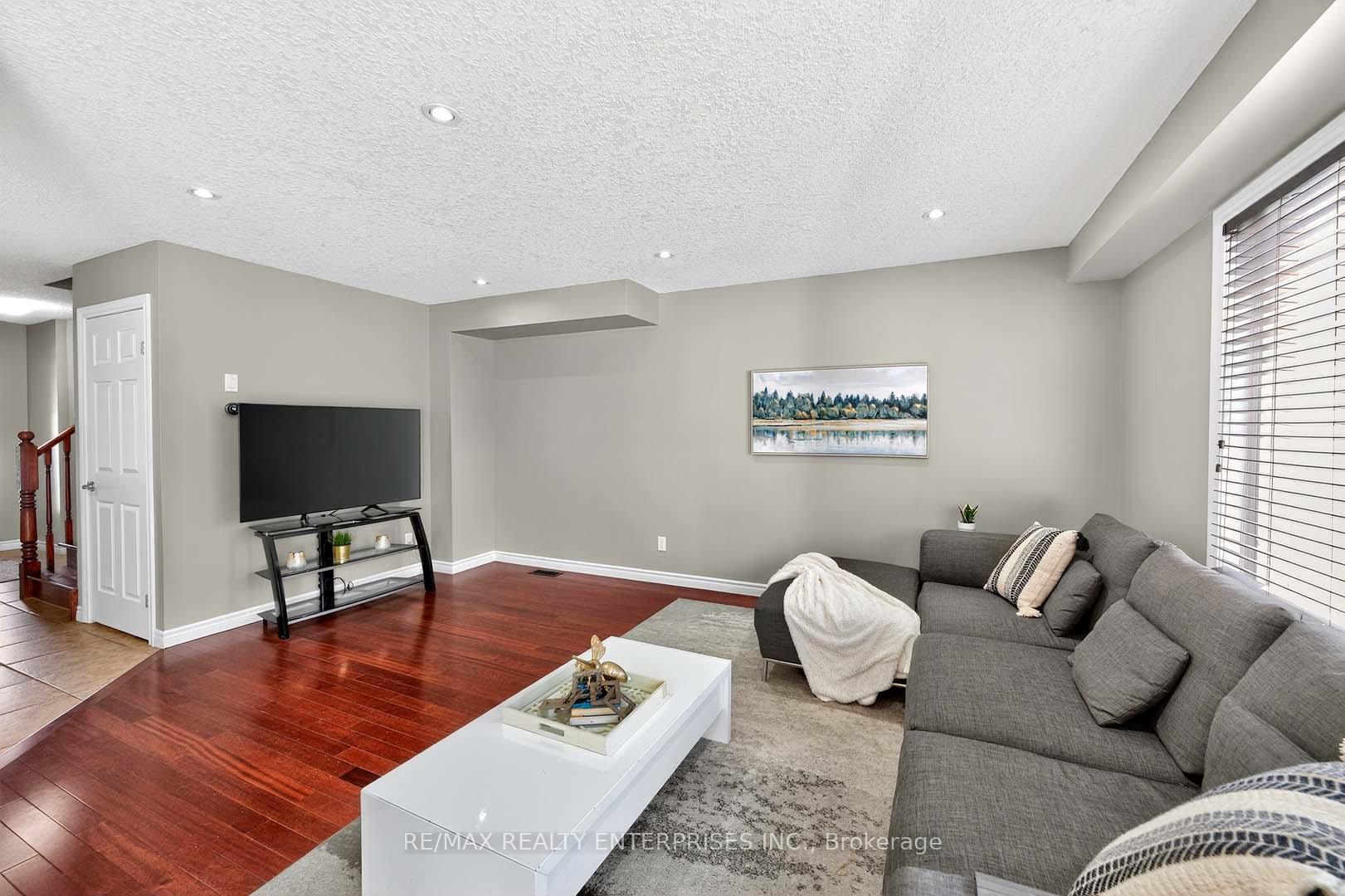 Photo 7 of 1366 Upper Paradise Road, Hamilton, Carpenter — HOMEH