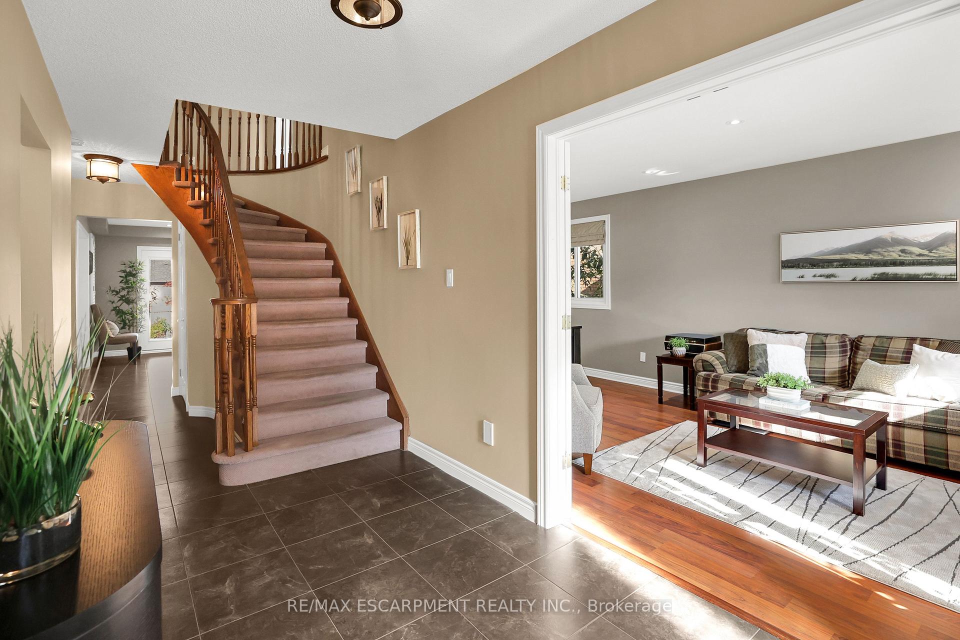 Photo 3 of 15 Sumner Crescent, Grimsby, Grimsby Beach — HOMEH