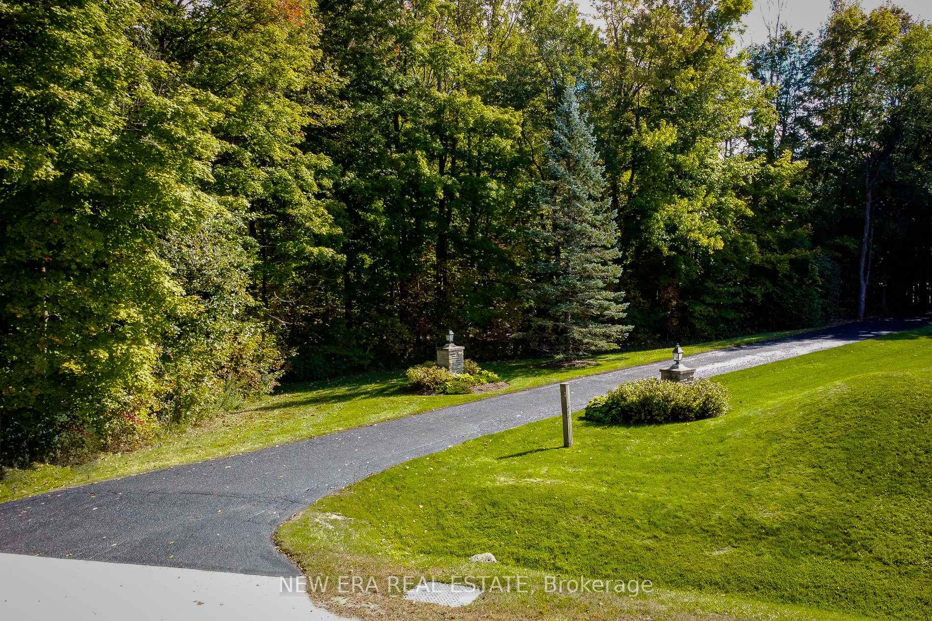 Photo 2 of 4100 Ennisclare Drive, Milton, Rural Nassagaweya — HOMEH