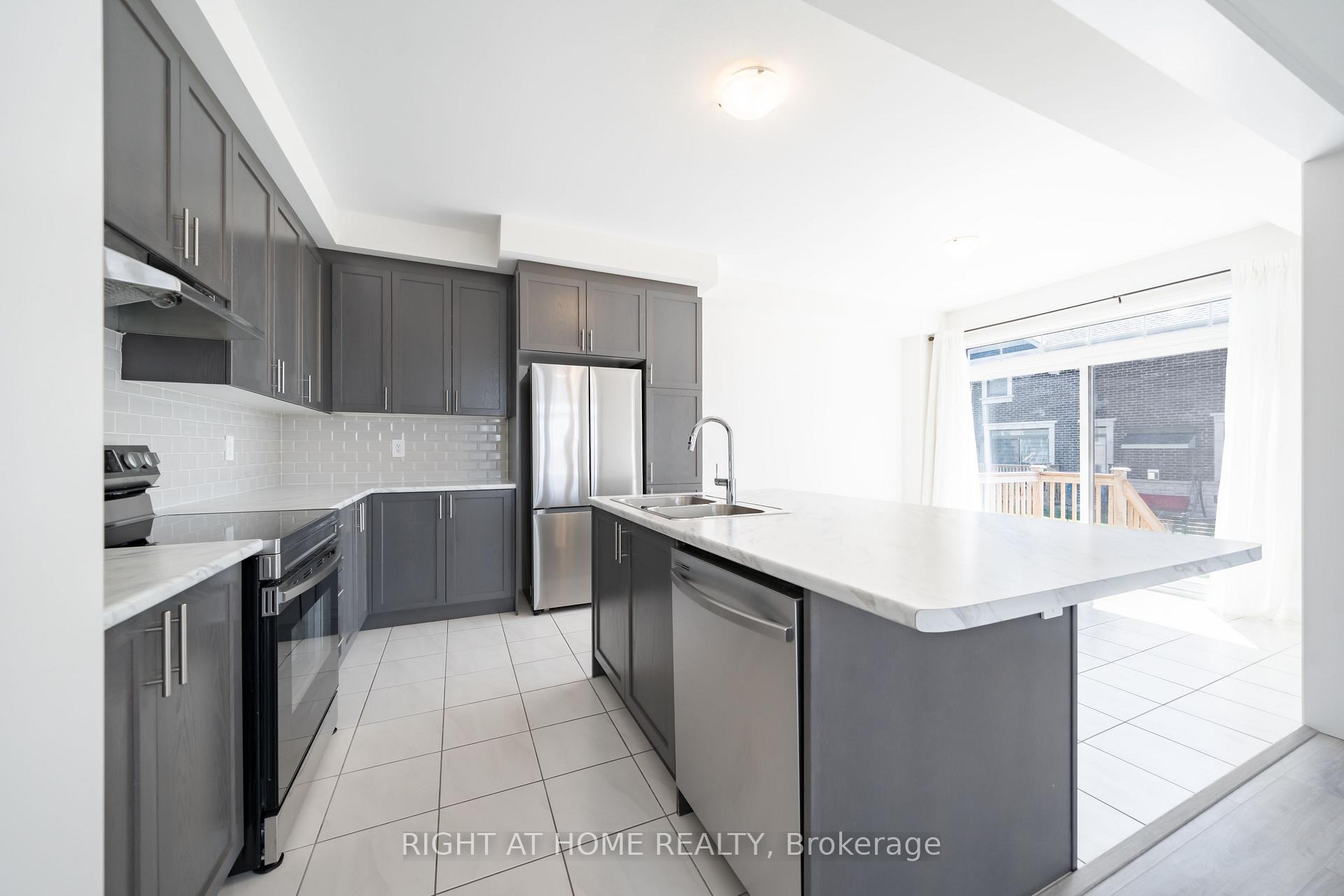 Photo 3 of 42 CopperHill HTS Drive E, Barrie, Rural Barrie Southeast — HOMEH