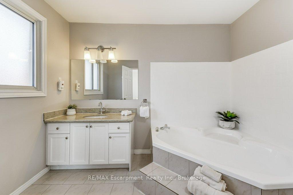 Photo 23 of 19 National Drive, Hamilton, Gershome — HOMEH