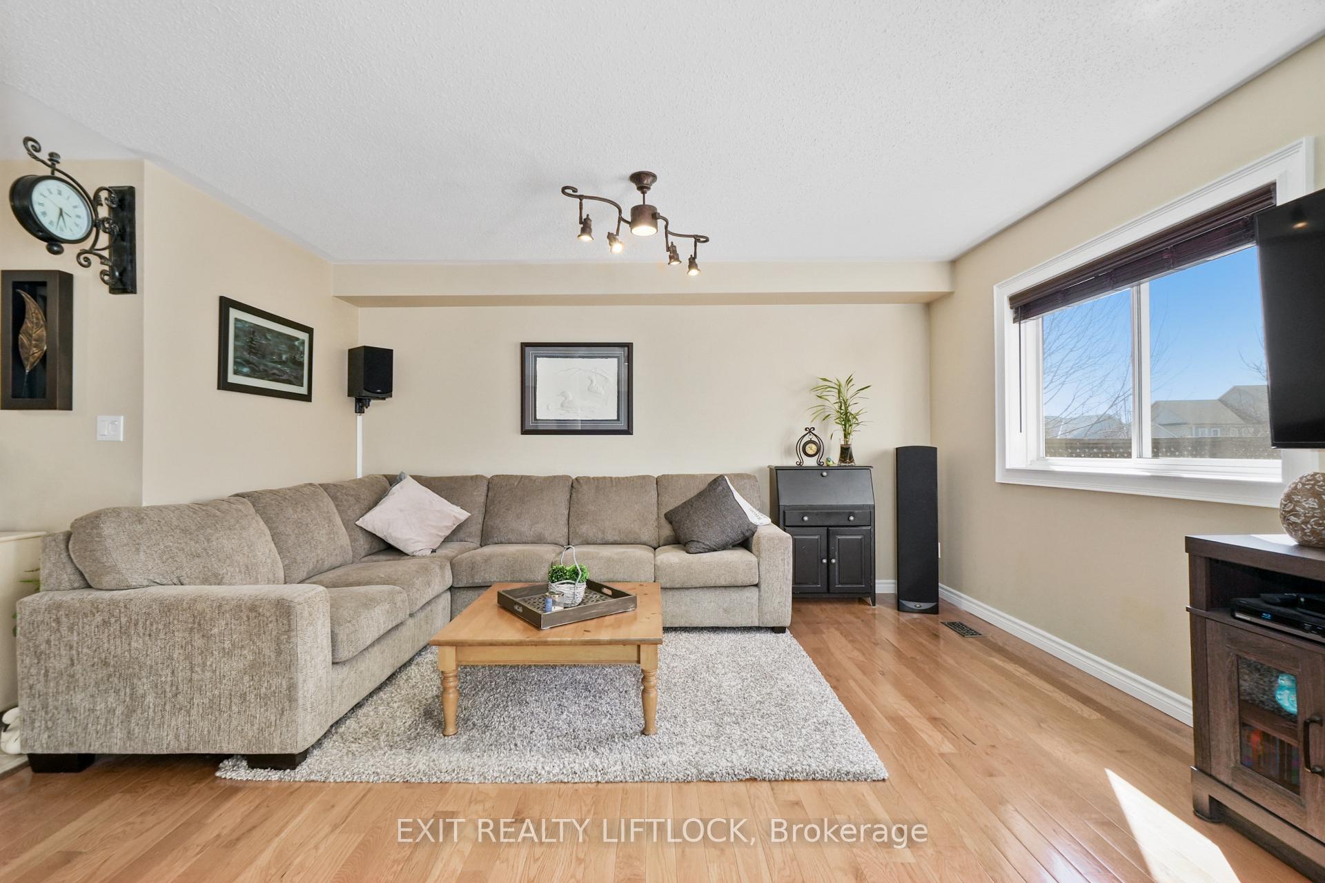 Photo 9 of 561 Garbutt Terrace, Peterborough, Northcrest Ward 5 — HOMEH