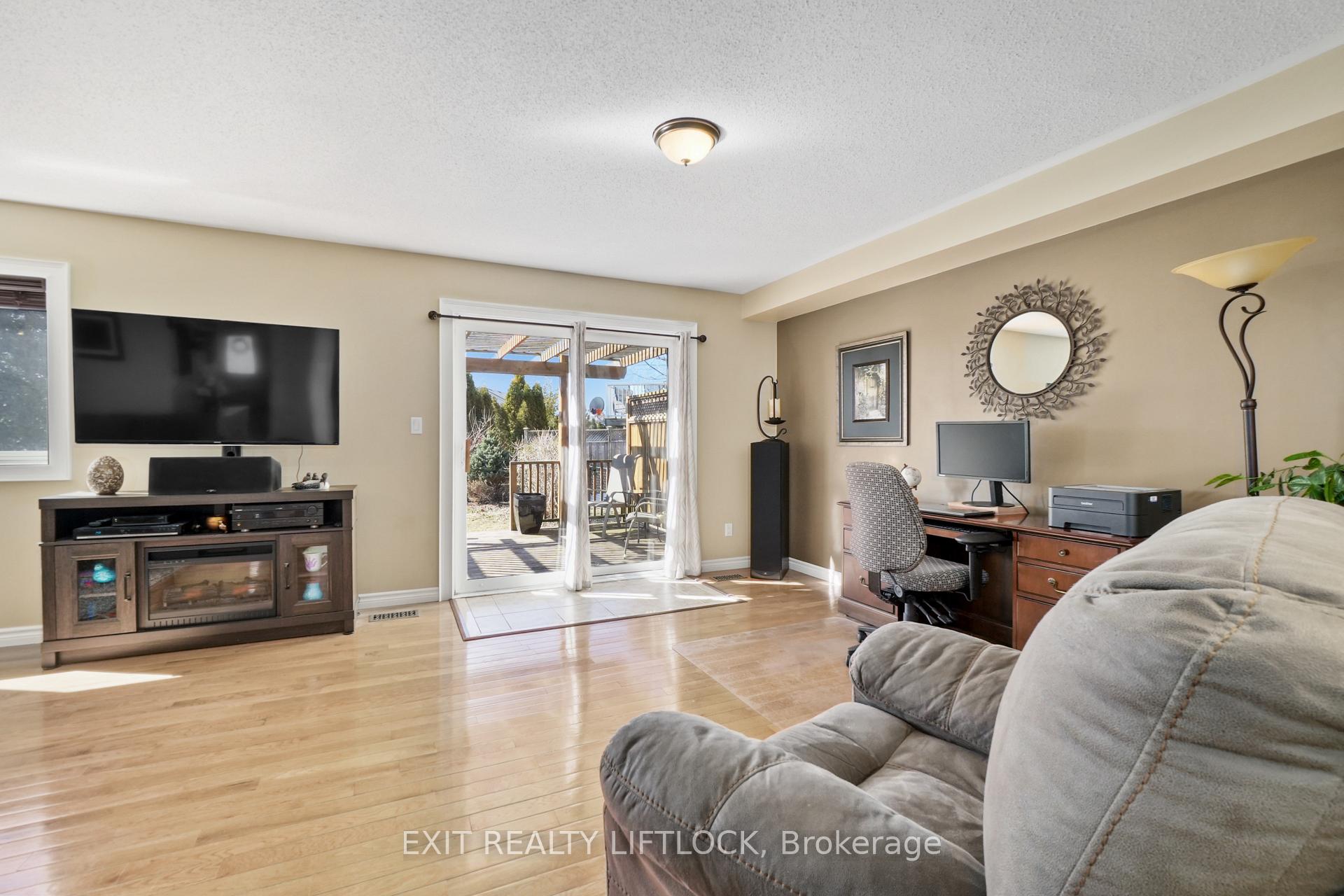 Photo 10 of 561 Garbutt Terrace, Peterborough, Northcrest Ward 5 — HOMEH