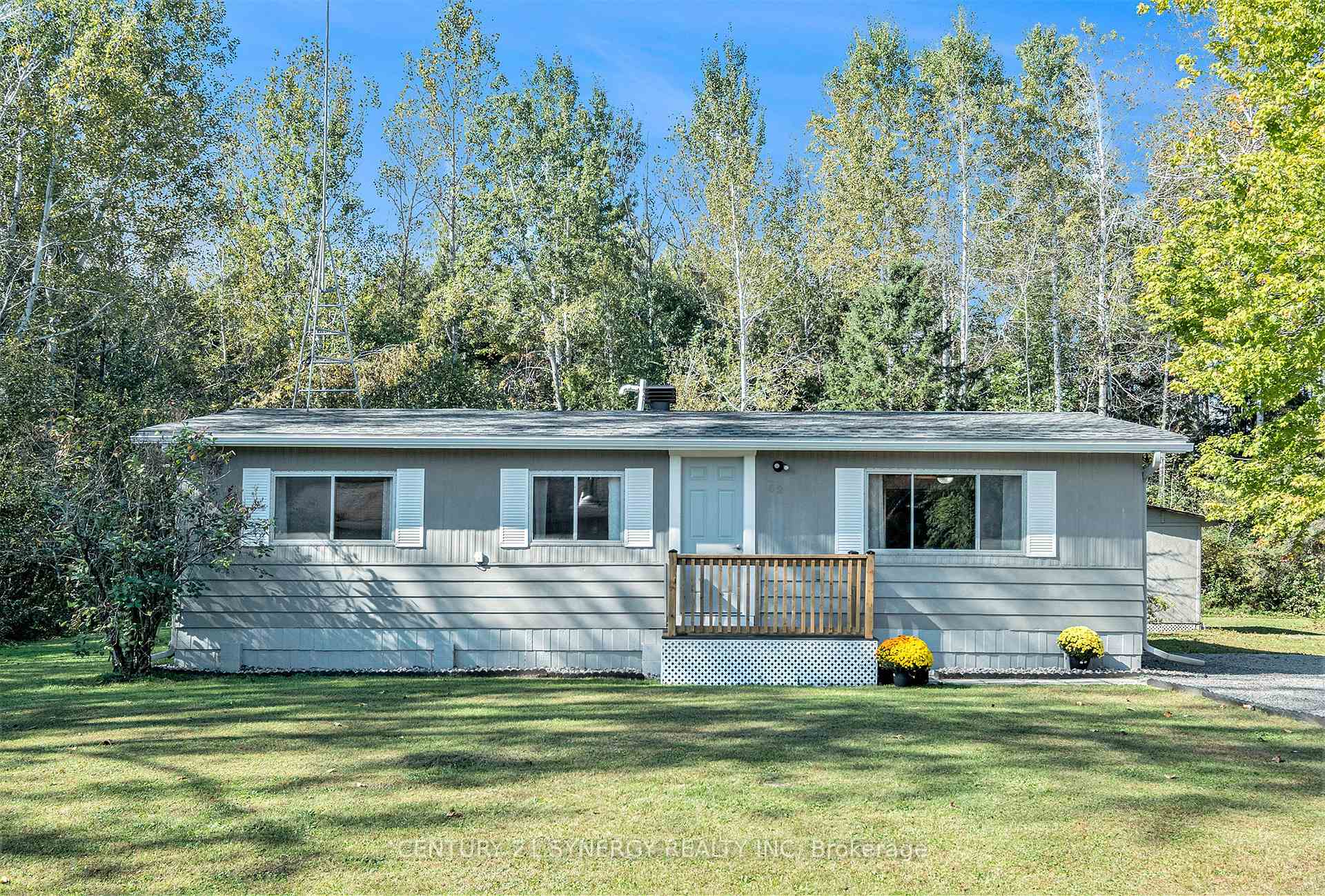 Front of 8887 Lynwood Park