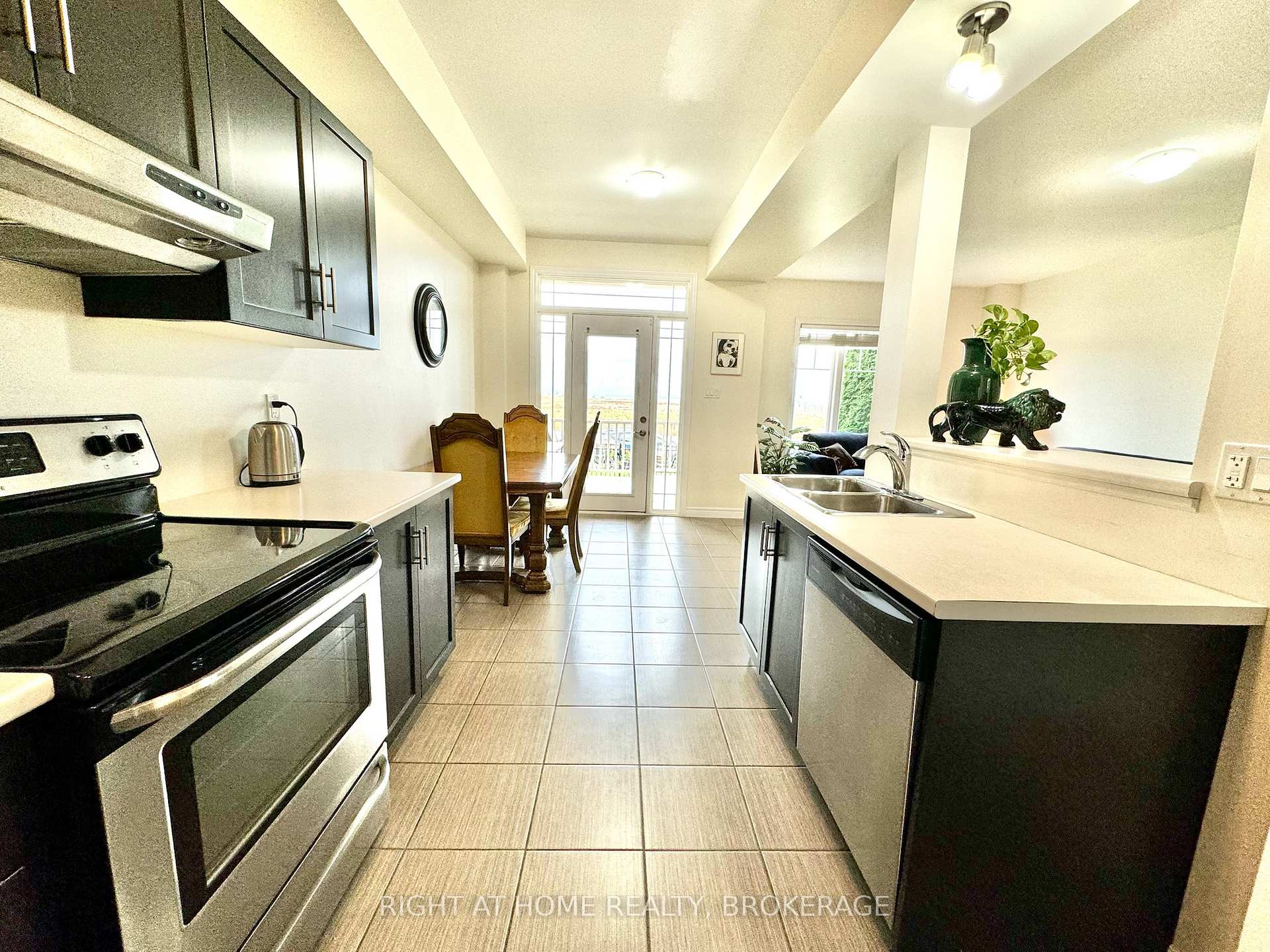 Photo 8 of Unit 18, 8 Lakelawn Road, Grimsby, Grimsby Beach — HOMEH