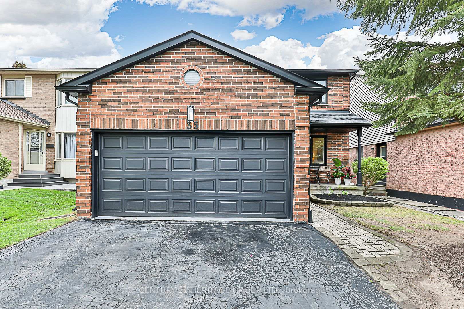 Photo 1 of 35 Buchanan Crescent, Aurora, Aurora Village — HOMEH