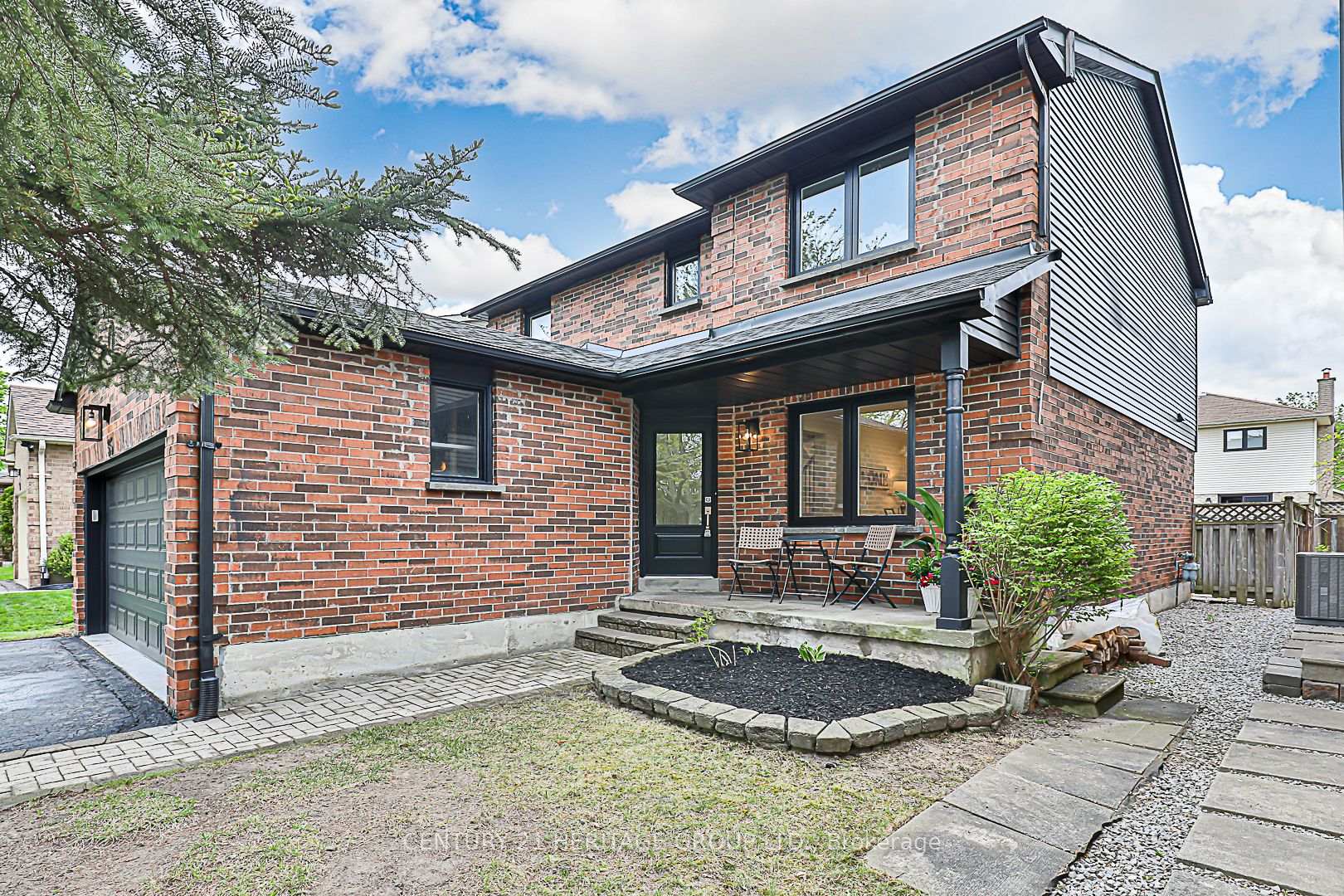 Photo 2 of 35 Buchanan Crescent, Aurora, Aurora Village — HOMEH