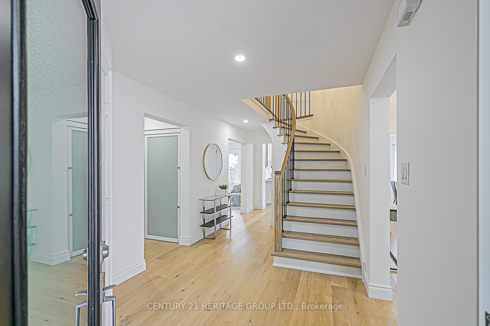 Photo 3 of 35 Buchanan Crescent, Aurora, Aurora Village — HOMEH