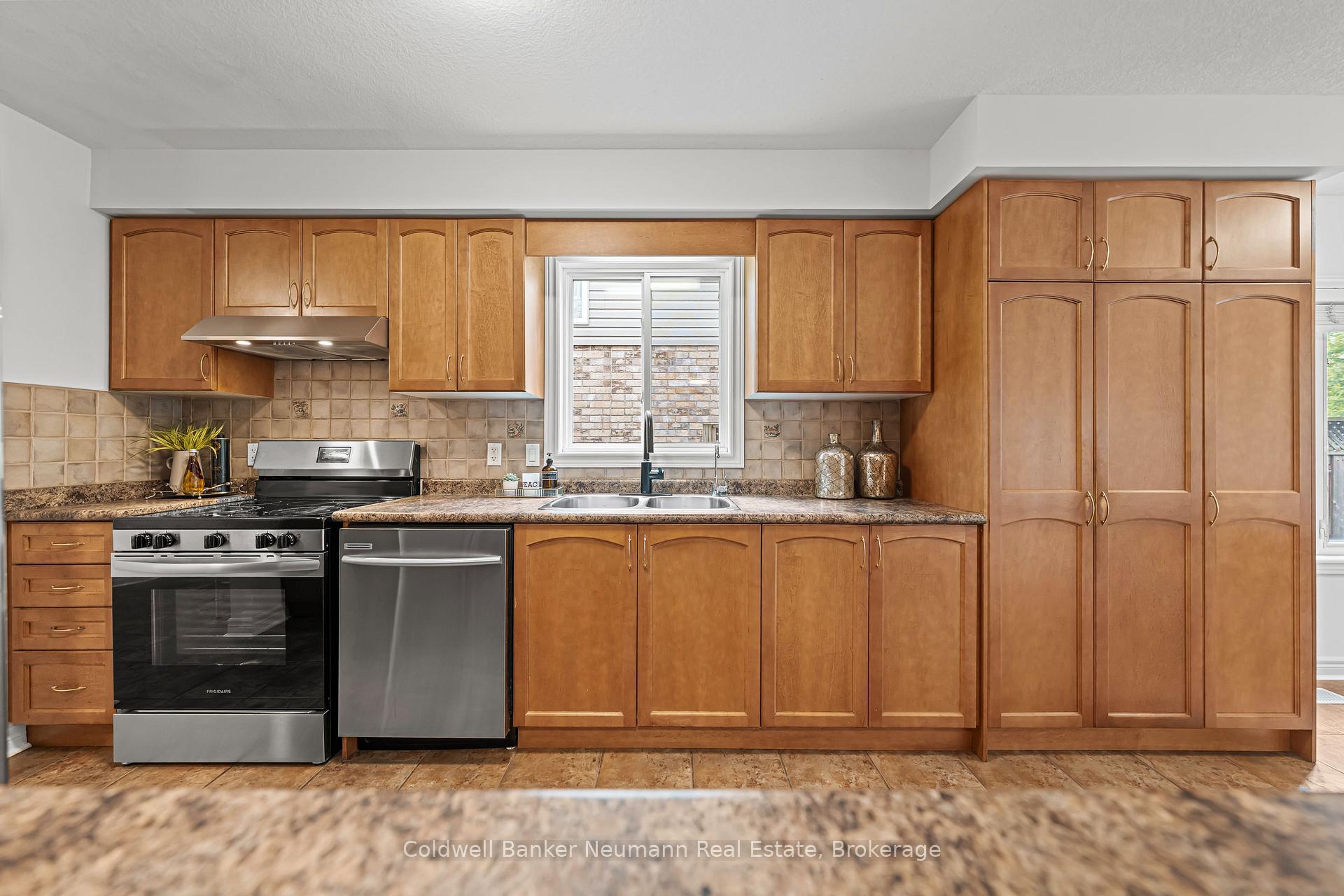 Photo 16 of 42 Mcarthur Drive, Guelph, Pineridge/Westminster Woods — HOMEH